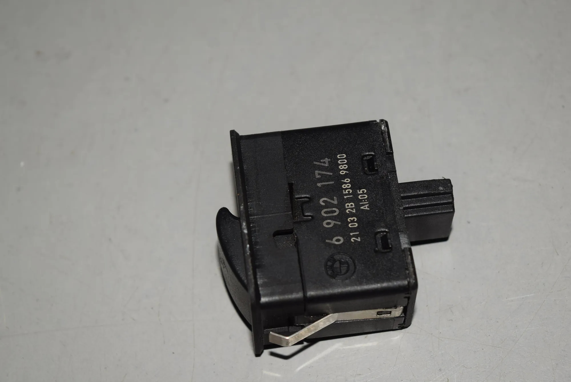 Rear Right Door Window Switch – OEM 6902174 · BMW 3 (E46) 330 i 2003 – 3