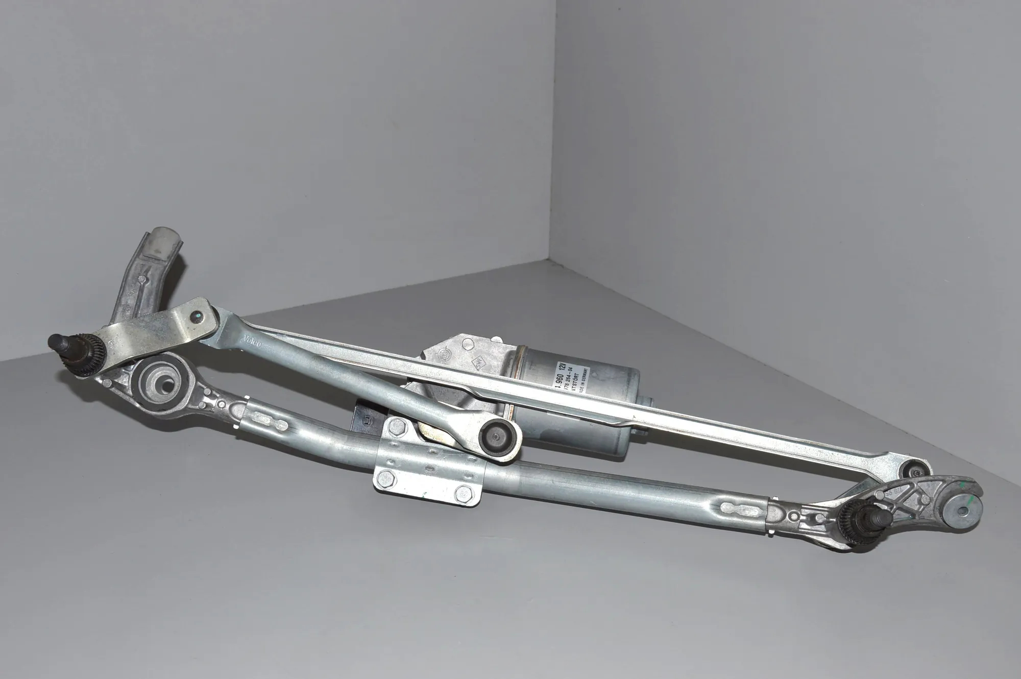 Front Windshield Wiper Mechanism – OEM 7161710 · BMW 3 Coupe (E92) BMW 3 Coupe (E92) 2012