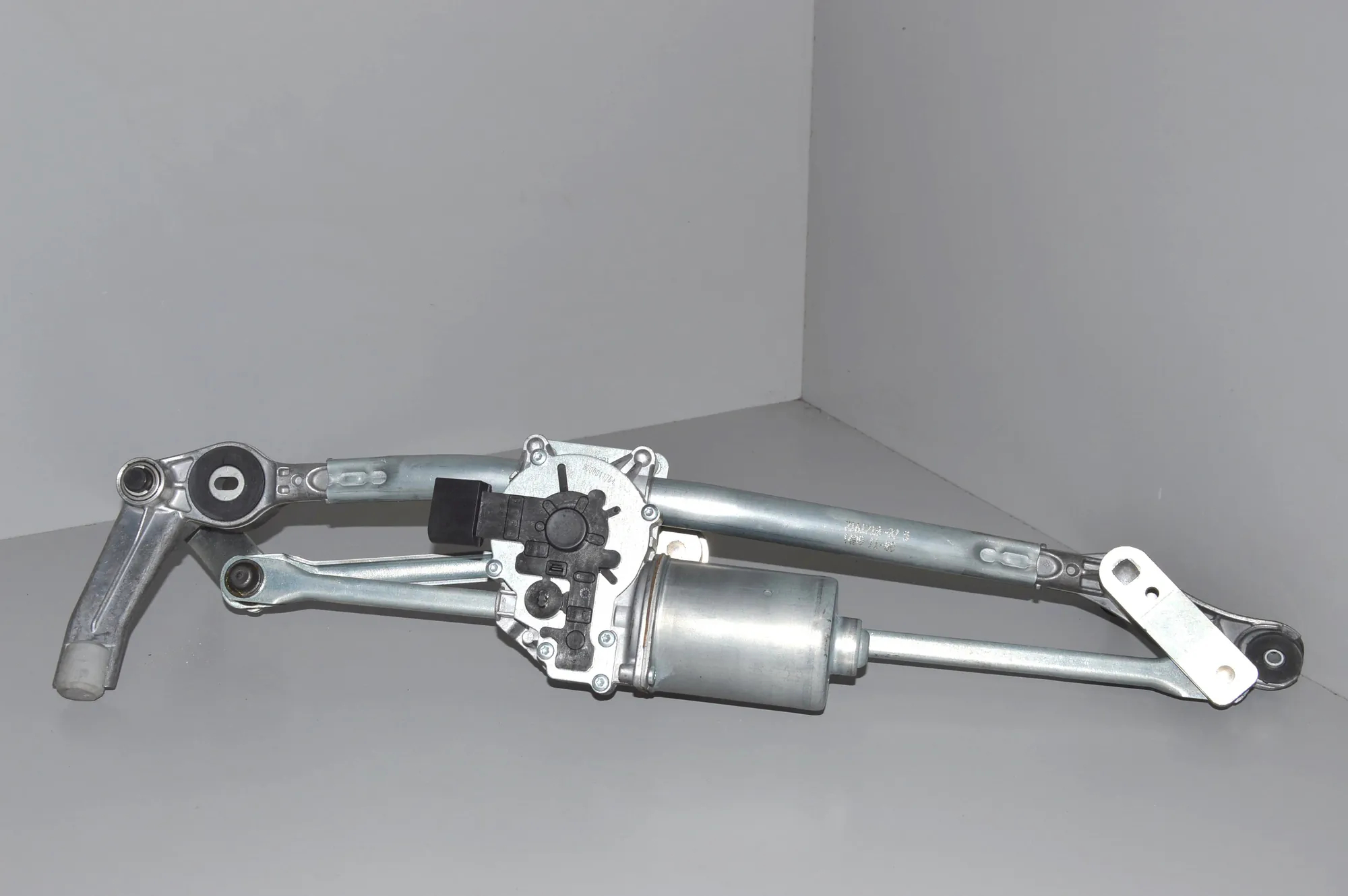 Front Windshield Wiper Mechanism – OEM 7161710 · BMW 3 Coupe (E92) BMW 3 Coupe (E92) 2012 – 4