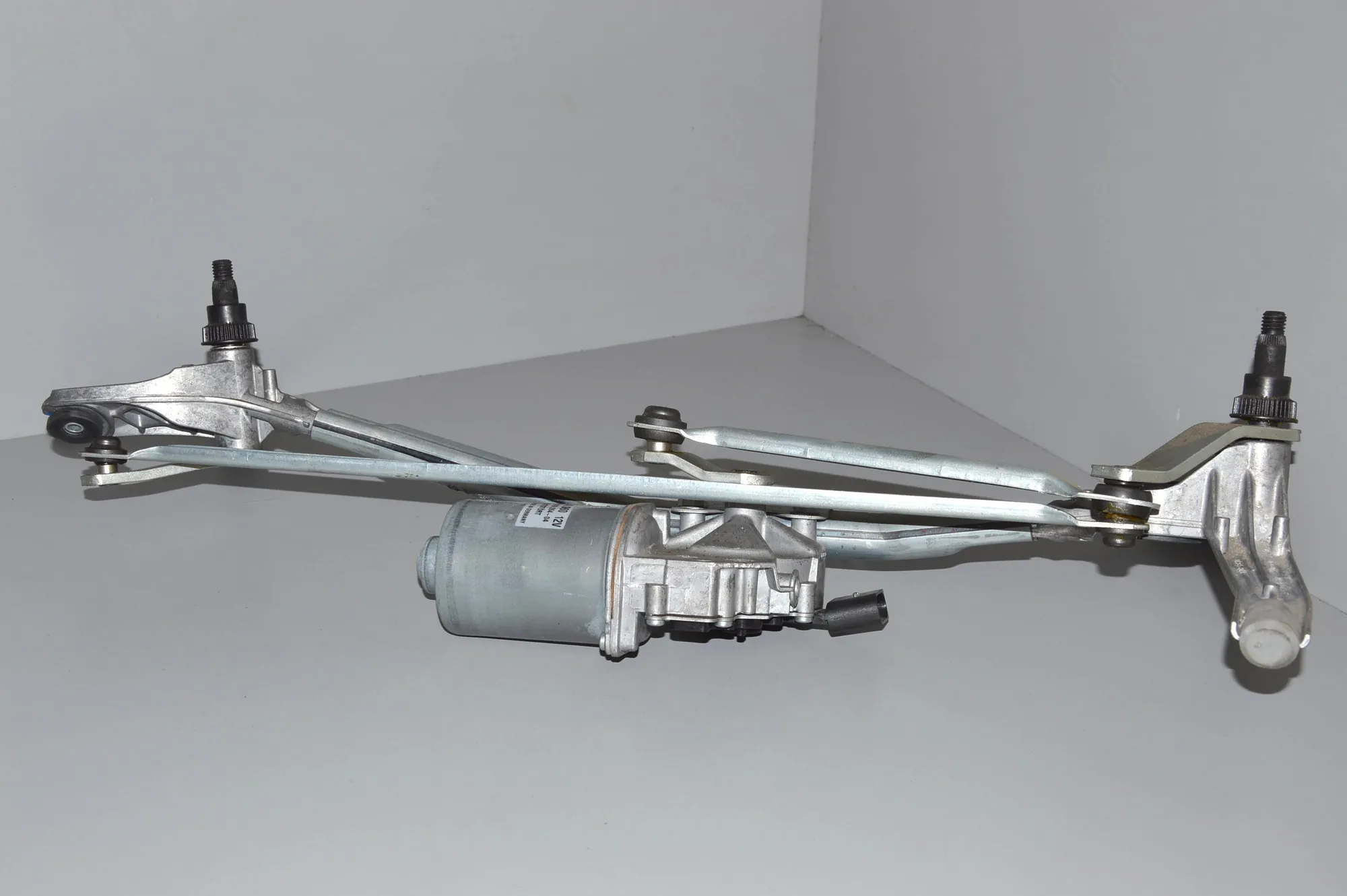 Front Windshield Wiper Mechanism – OEM 7161710 · BMW 3 Coupe (E92) BMW 3 Coupe (E92) 2012 – 3