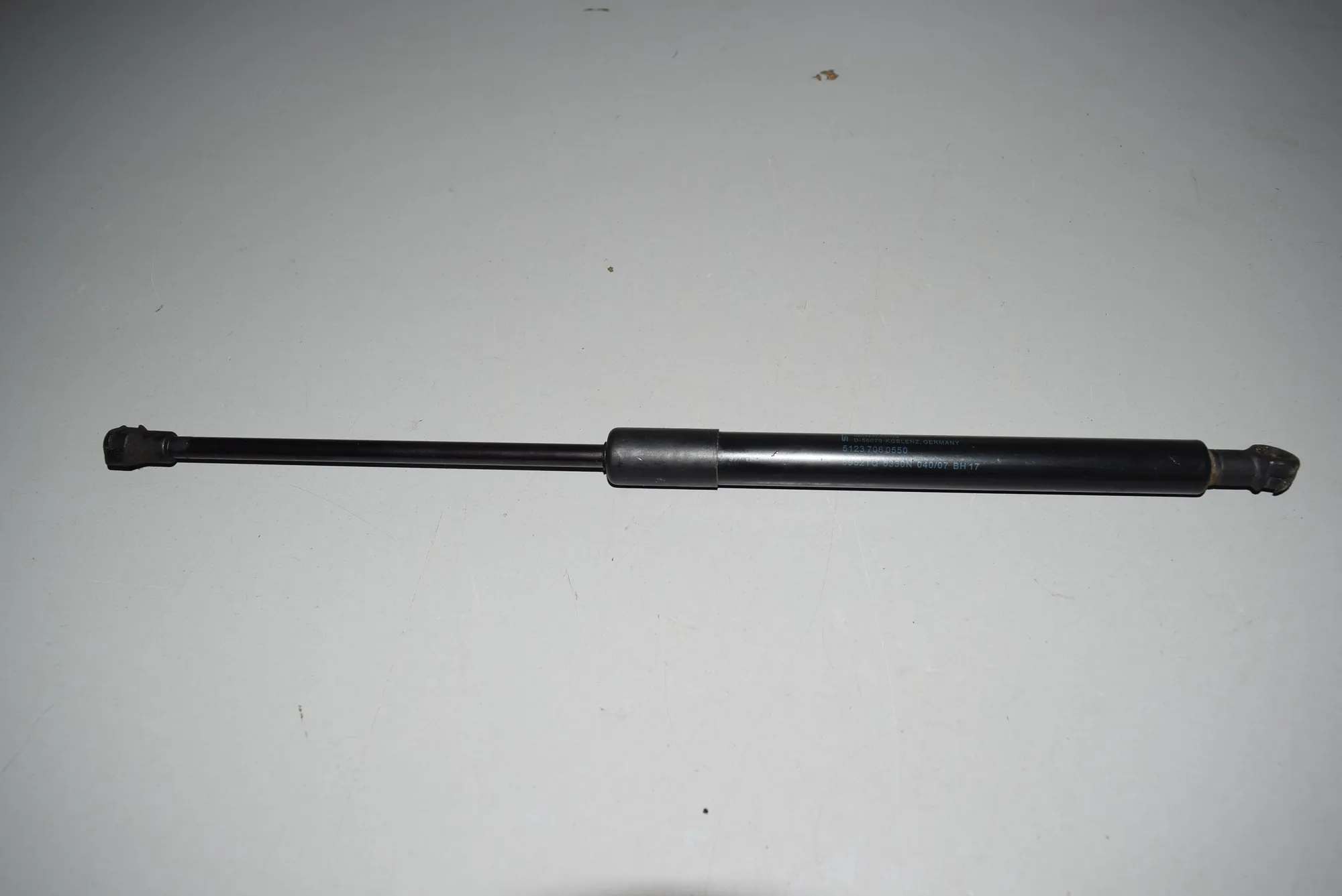 Front Left Bonnet Strut – OEM 7060550 · BMW 3 (E90) BMW 3 (E90) 2007