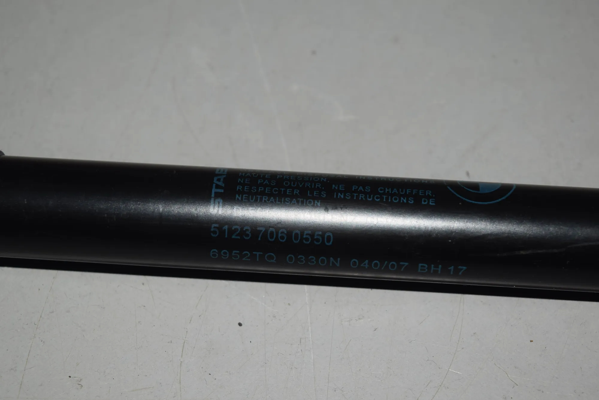 Front Right Bonnet Strut – OEM 7060550 · BMW 3 (E90) BMW 3 (E90) 2007 – 2