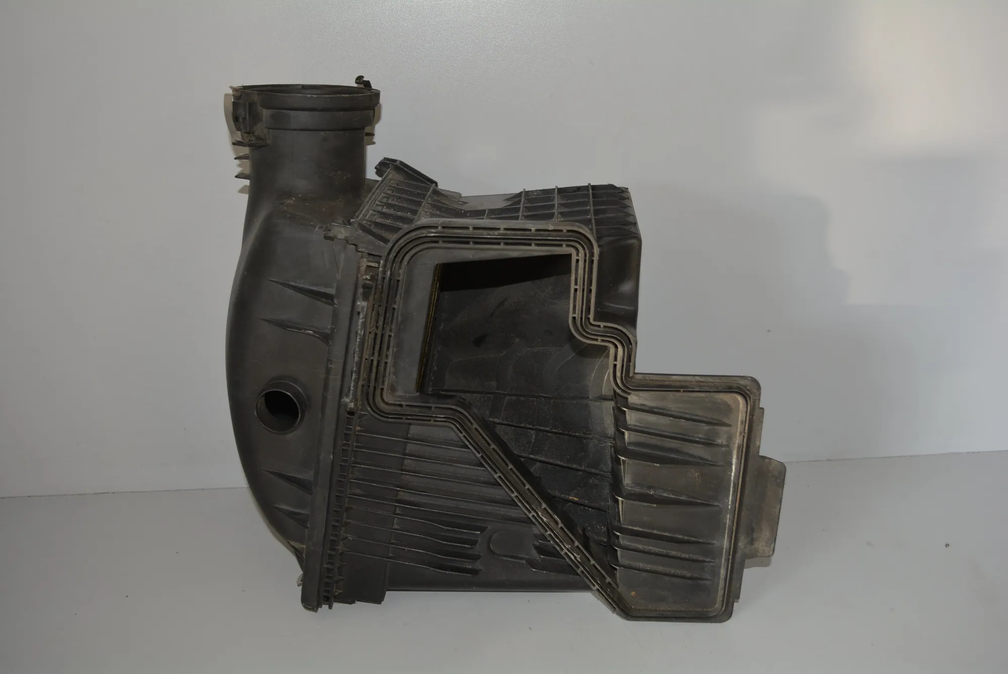 Air Filter Box – OEM 7501198 · BMW 7 (E65, E66, E67) BMW 7 (E65, E66, E67) 2002