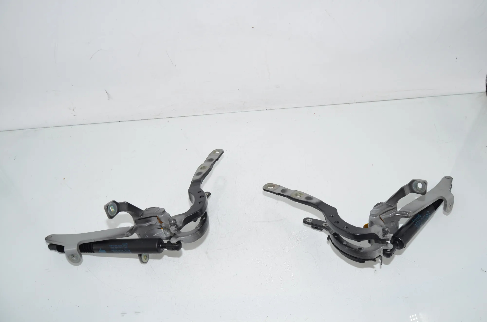 Left Side Bootlid Hinge – OEM 7206639 · BMW 5 Touring (F11) 530 d xDrive 2012 – 4