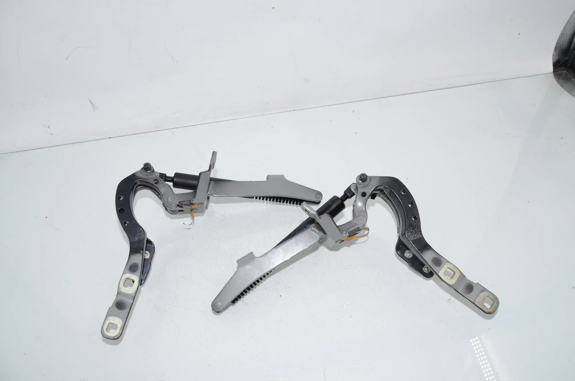 Left Side Bootlid Hinge – OEM 7206639 · BMW 5 Touring (F11) 530 d xDrive 2012 – 3