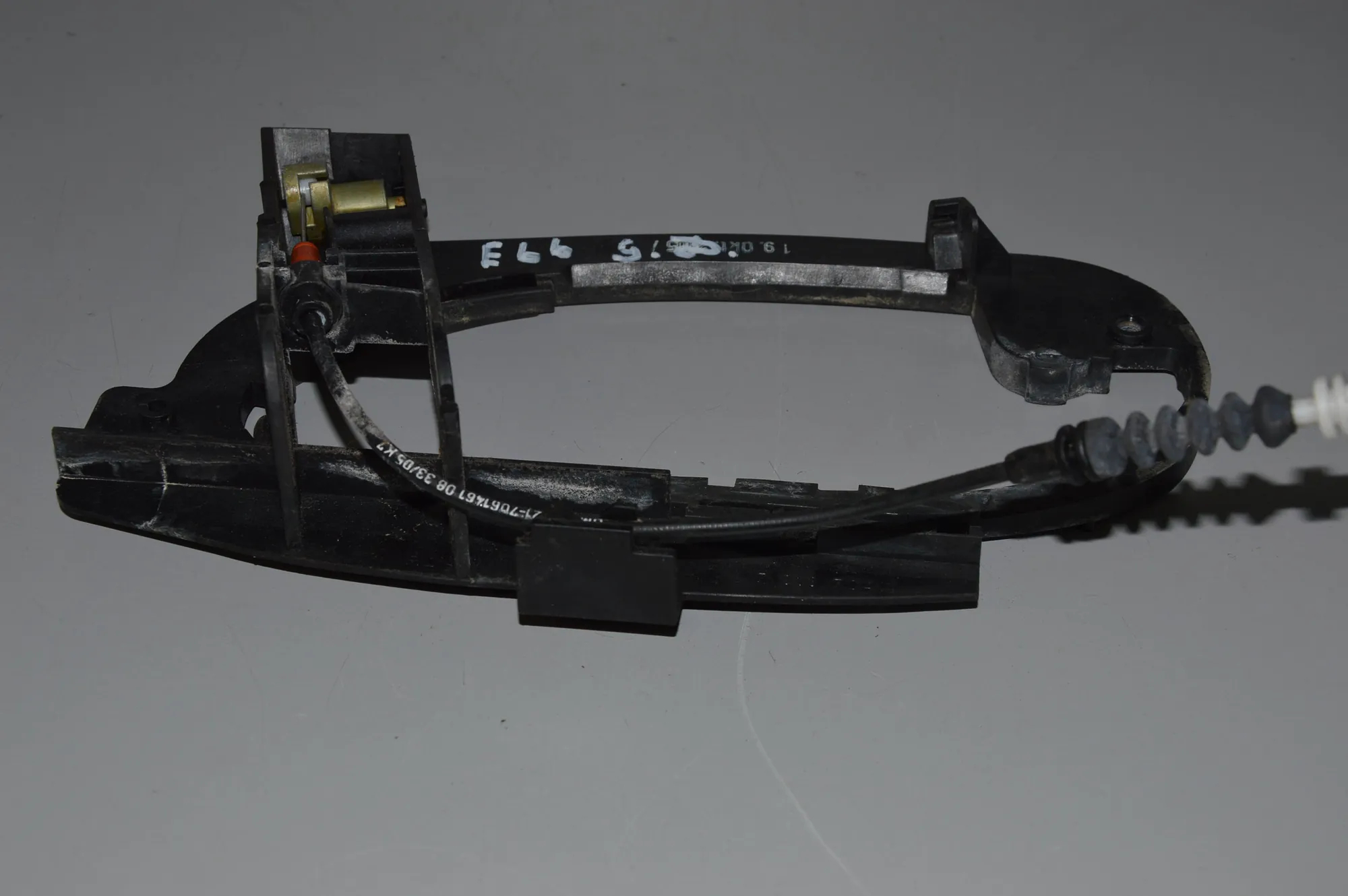 Rear Right Door Interior Handle Frame – OEM 7013704 · BMW 7 (E65, E66, E67) BMW 7 (E65, E66, E67) 730 Ld 2005