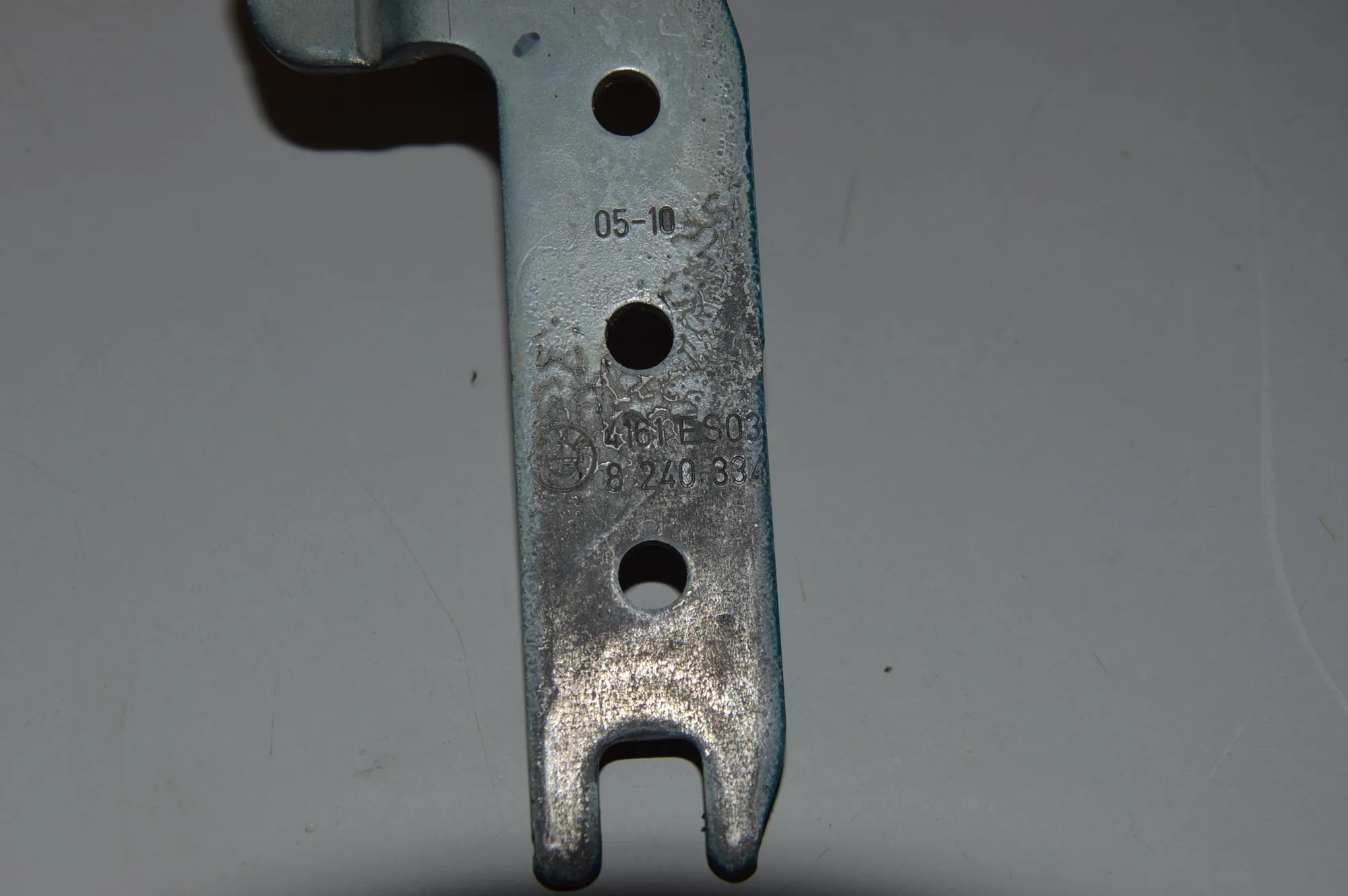 Front Right Bonnet Hinge – OEM 8240334 · BMW 7 (E65, E66, E67) BMW 7 (E65, E66, E67) 730 Ld 2005 – 3
