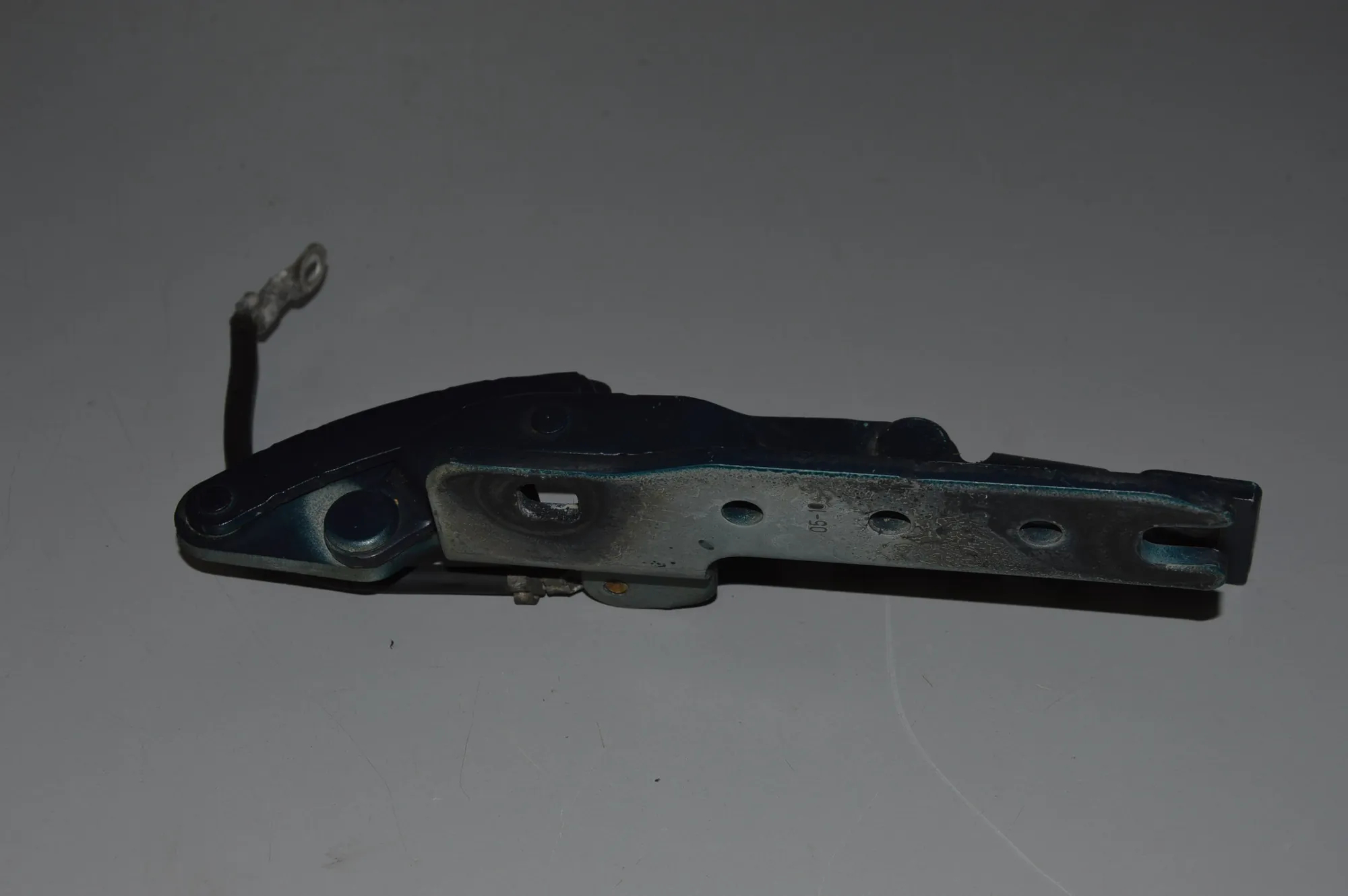 Front Right Bonnet Hinge – OEM 8240334 · BMW 7 (E65, E66, E67) BMW 7 (E65, E66, E67) 730 Ld 2005