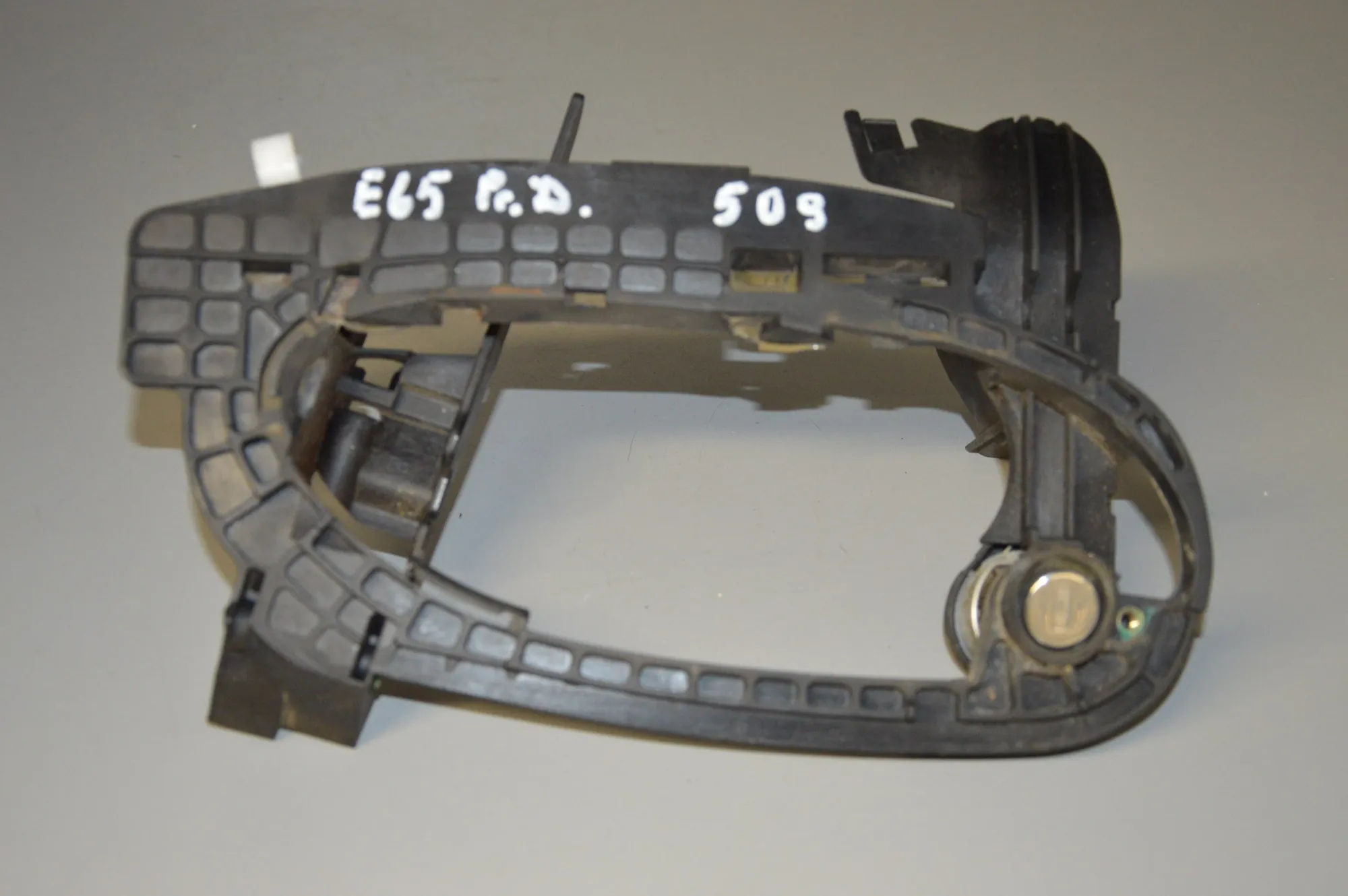Front Right Door Interior Handle Frame – OEM 70137067013702 · BMW 7 (E65, E66, E67) BMW 7 (E65, E66, E67) 730 d 2004
