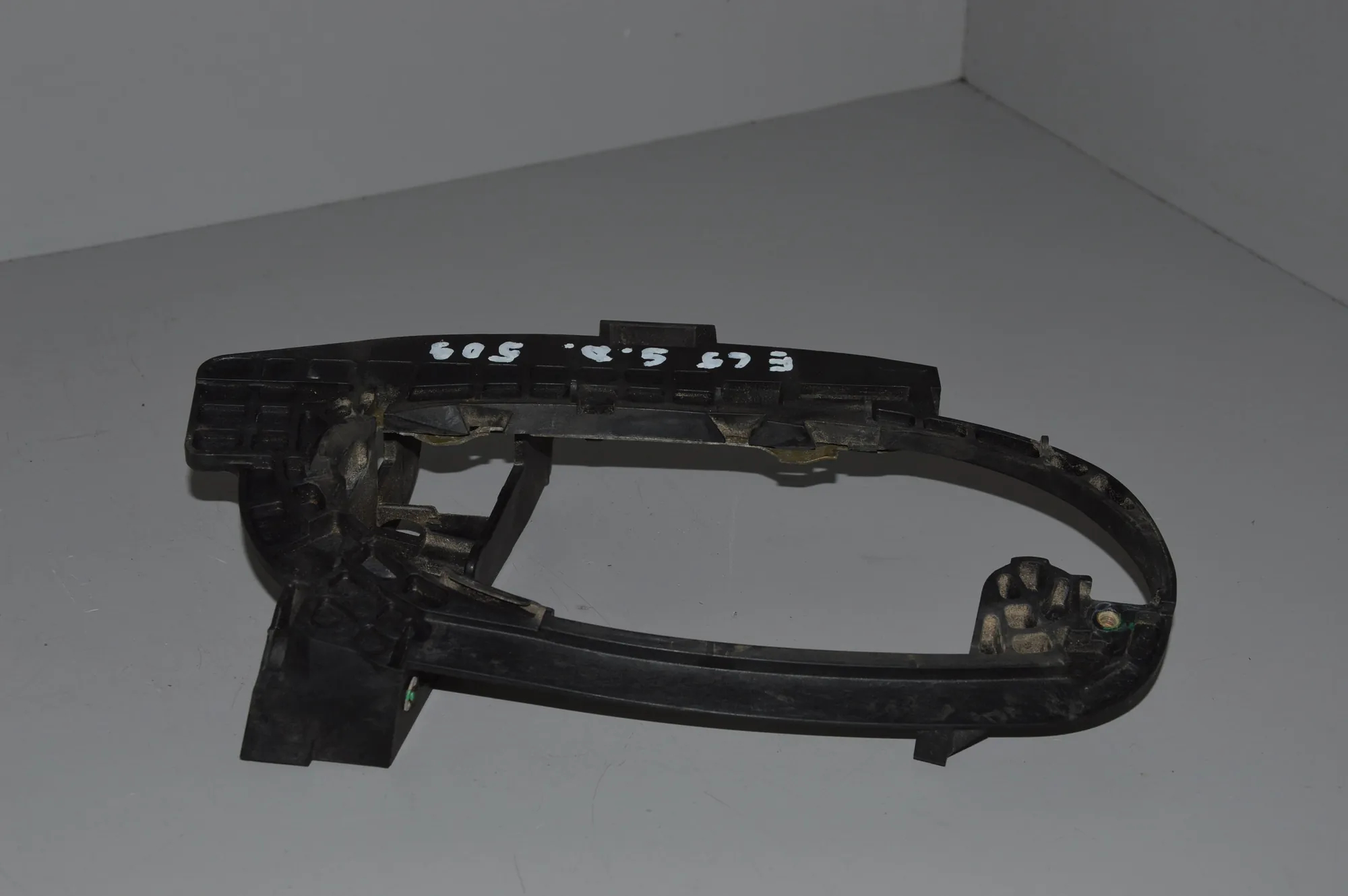Rear Right Door Interior Handle Frame – OEM 51227013704 · BMW 7 (E65, E66, E67) BMW 7 (E65, E66, E67) 730 d 2004