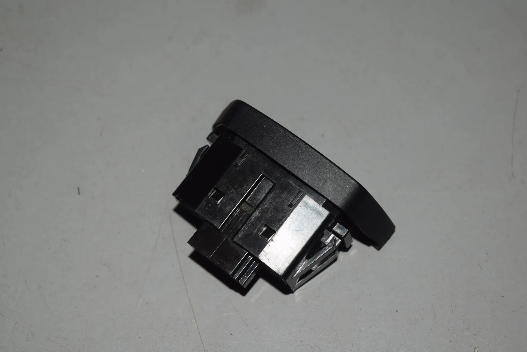 Switches – OEM 6921668 · BMW 5 (E60) BMW 5 (E60) 2004 – 2