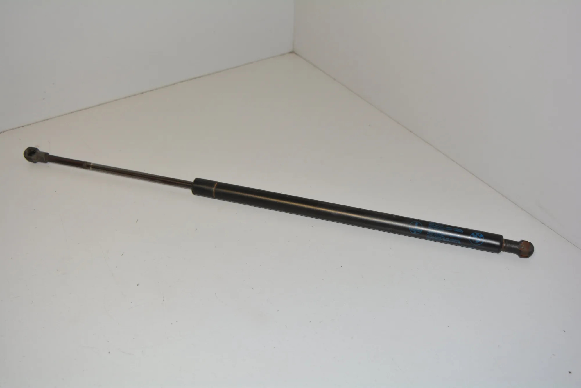 Left Side Tailgate Gas Strut – OEM 8402405 · BMW X5 (E53) 4.4 i 2002