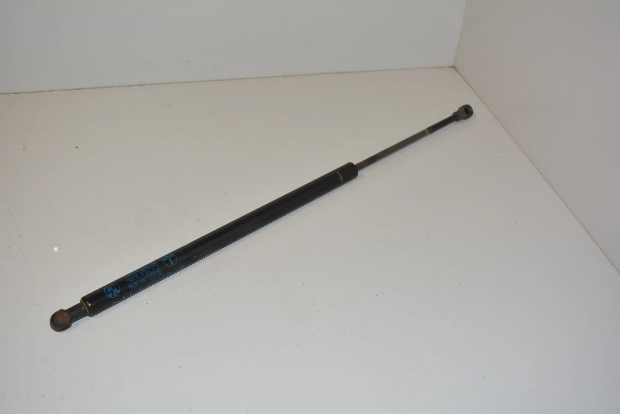 Left Side Tailgate Gas Strut – OEM 8402405 · BMW X5 (E53) 4.4 i 2002 – 2