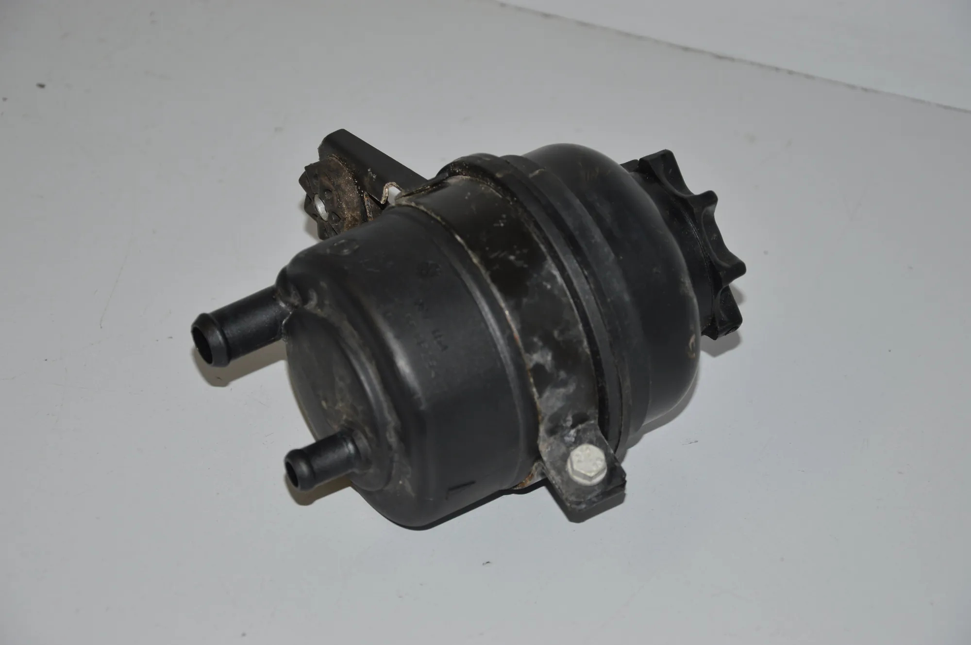Power Steering Pump Tank – OEM 1097164 · BMW 3 (E90) 318 i 2006 – 2