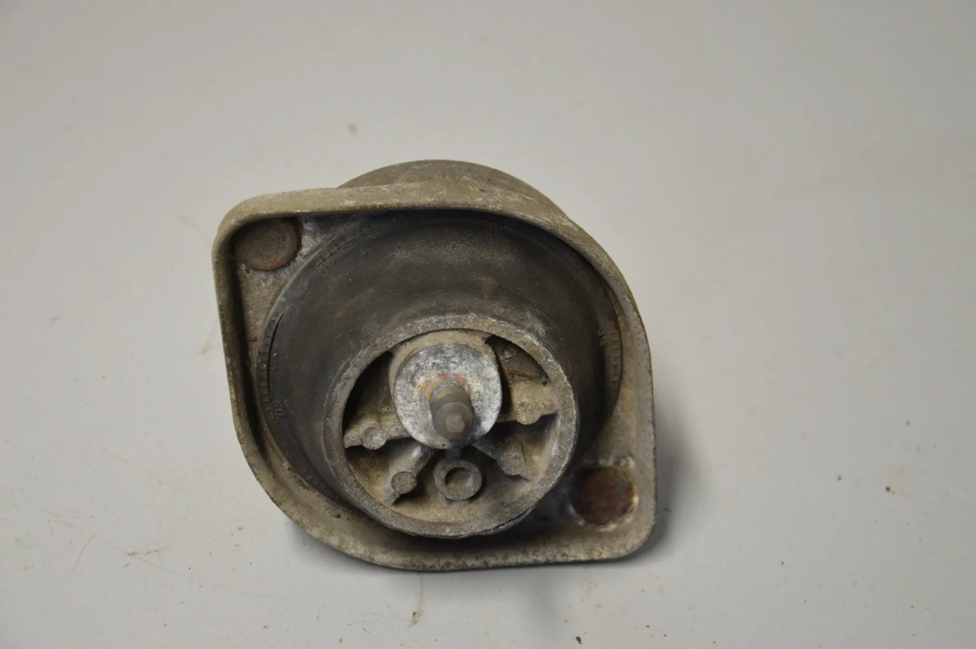 Right Side Engine Mount – OEM 1097252 · BMW 7 (E38) 728 i, iL 2000