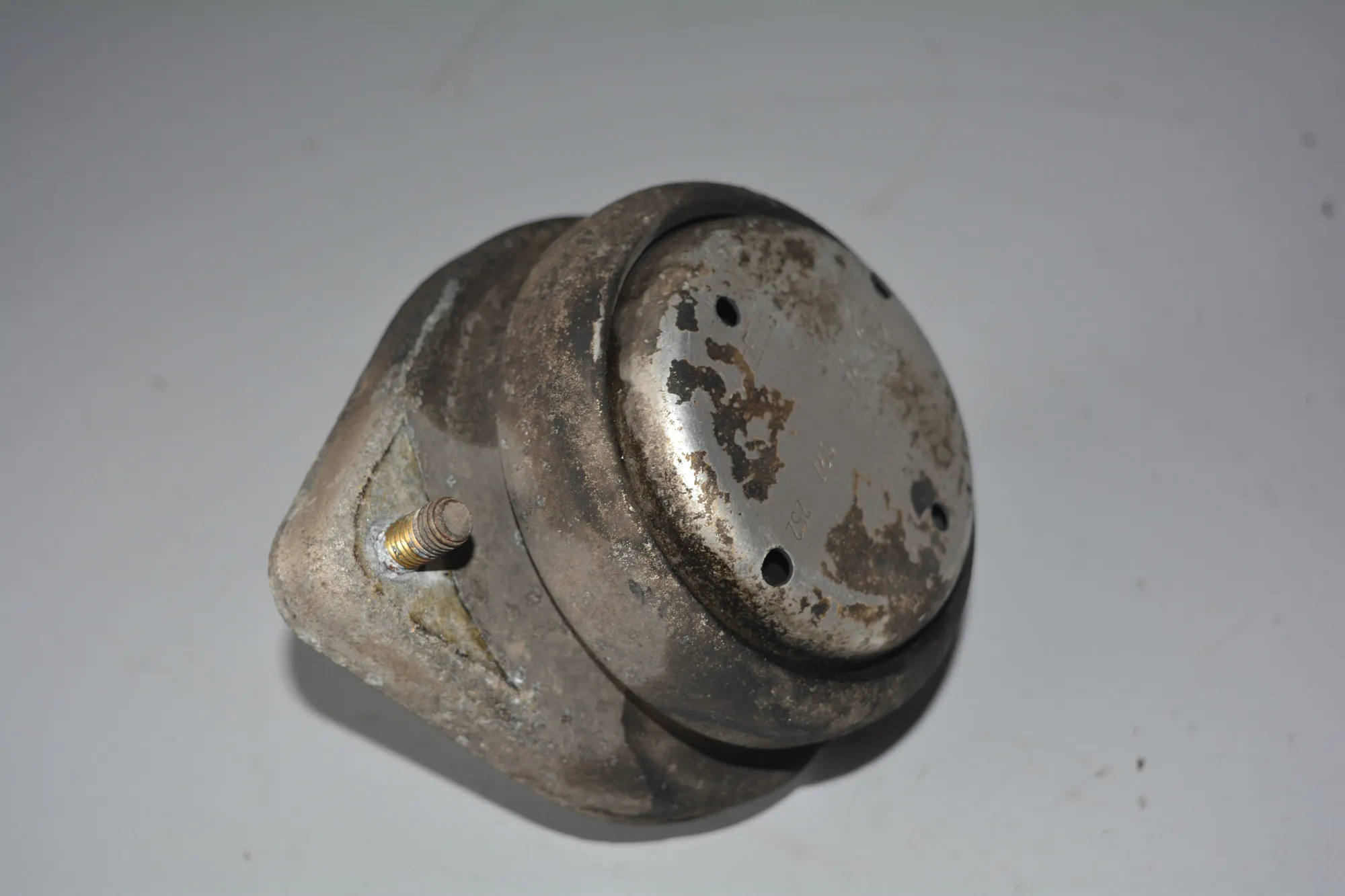 Right Side Engine Mount – OEM 1097252 · BMW 7 (E38) 728 i, iL 2001 – 2