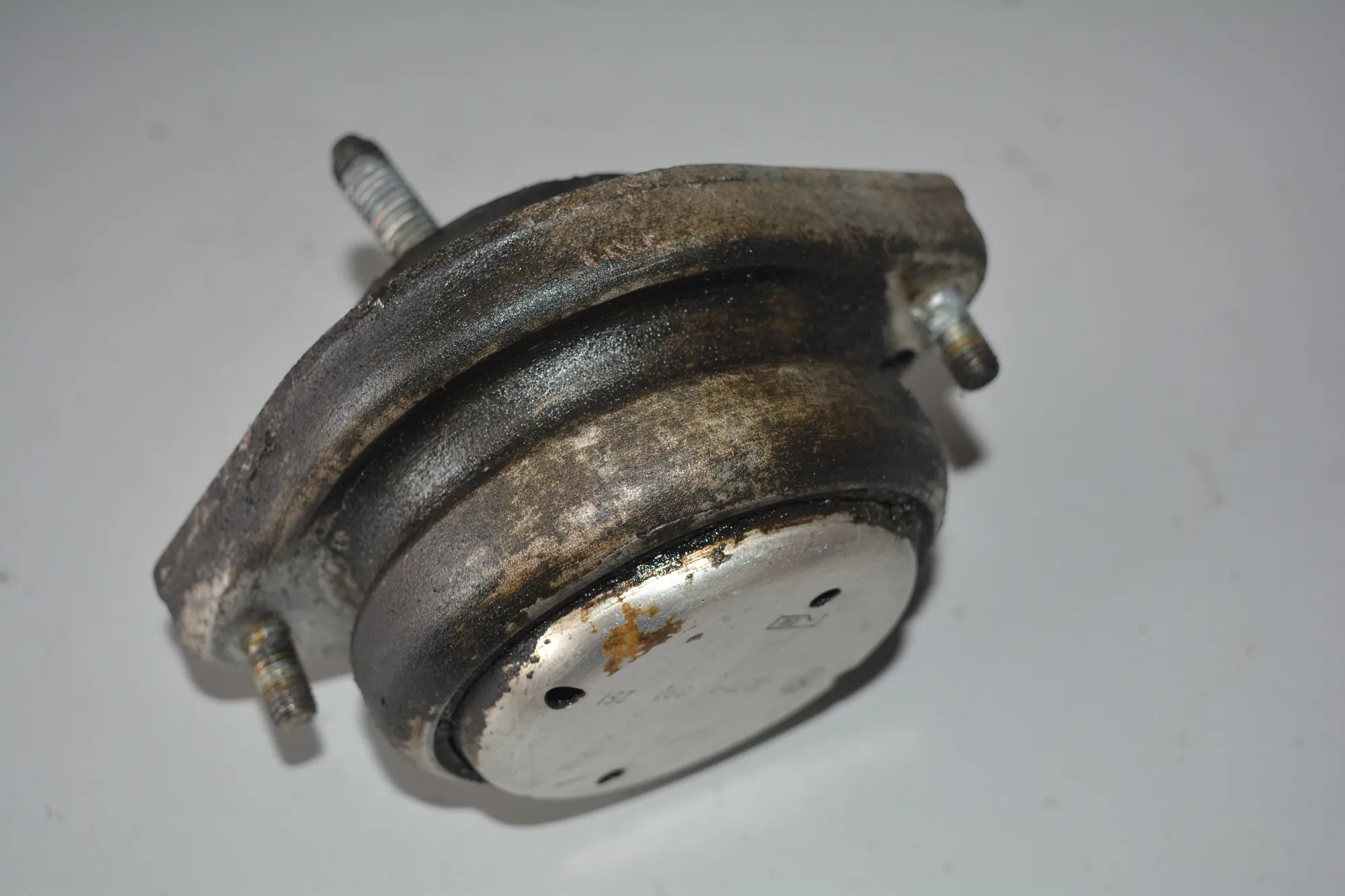 Left Side Engine Mount – OEM 1097251 · BMW 7 (E38) 728 i, iL 2001 – 2