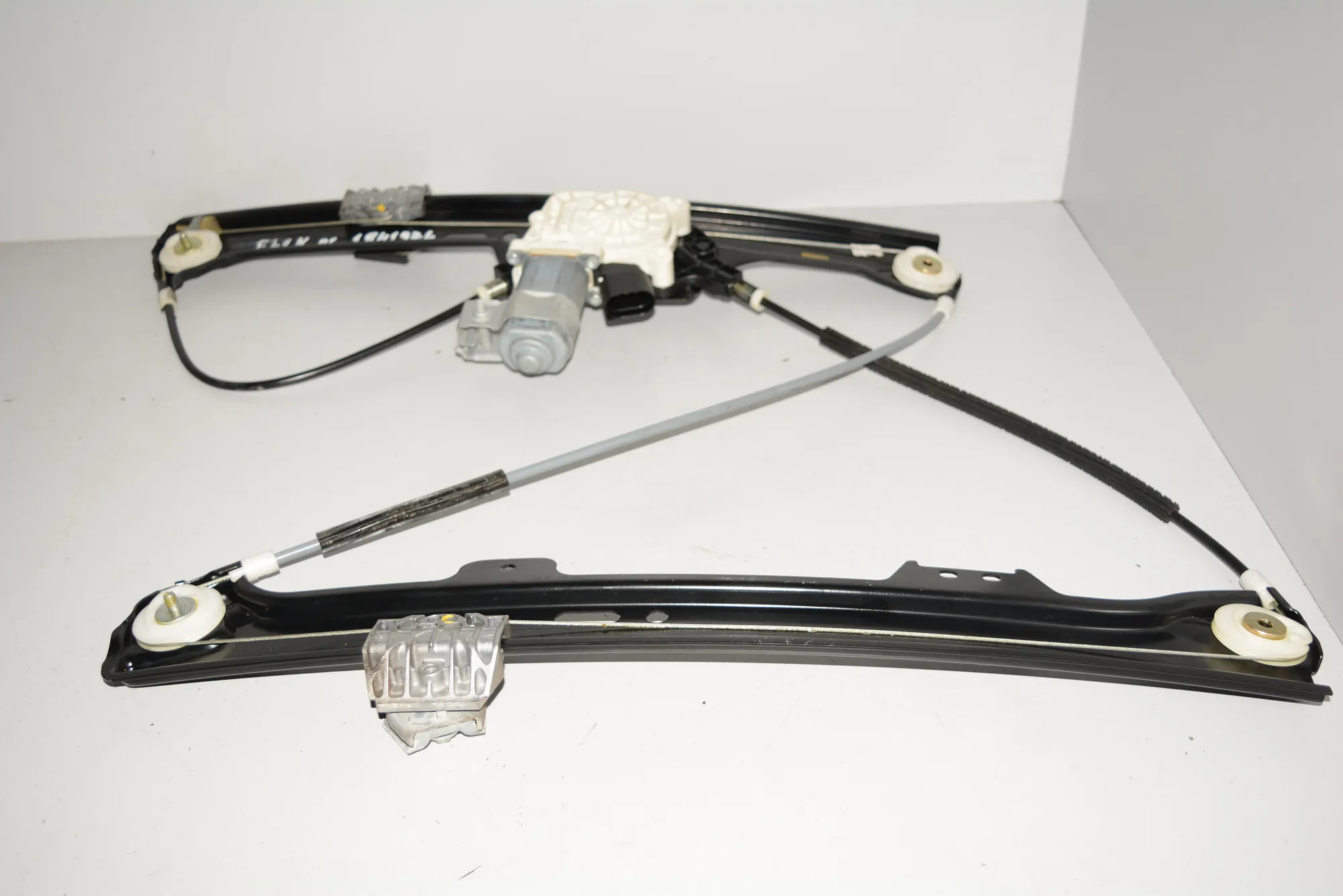 Front Left Door Window Regulator – OEM 70343517075667 · BMW 5 Touring (E61) 530 d 2006 – 3