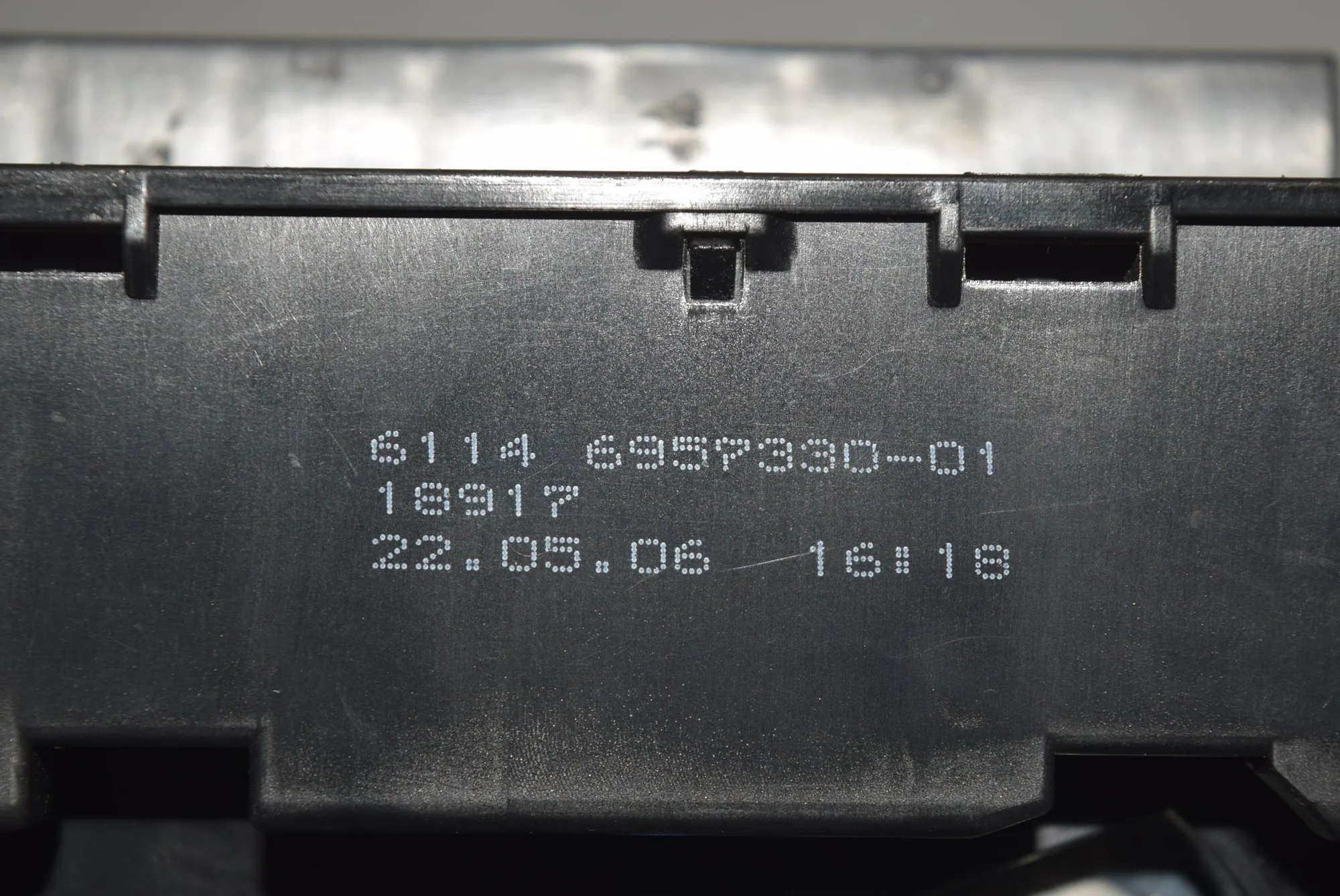 Fuse Box – OEM 61146957330 · BMW 5 (E60) BMW 5 (E60) 525 d 2006 – 4