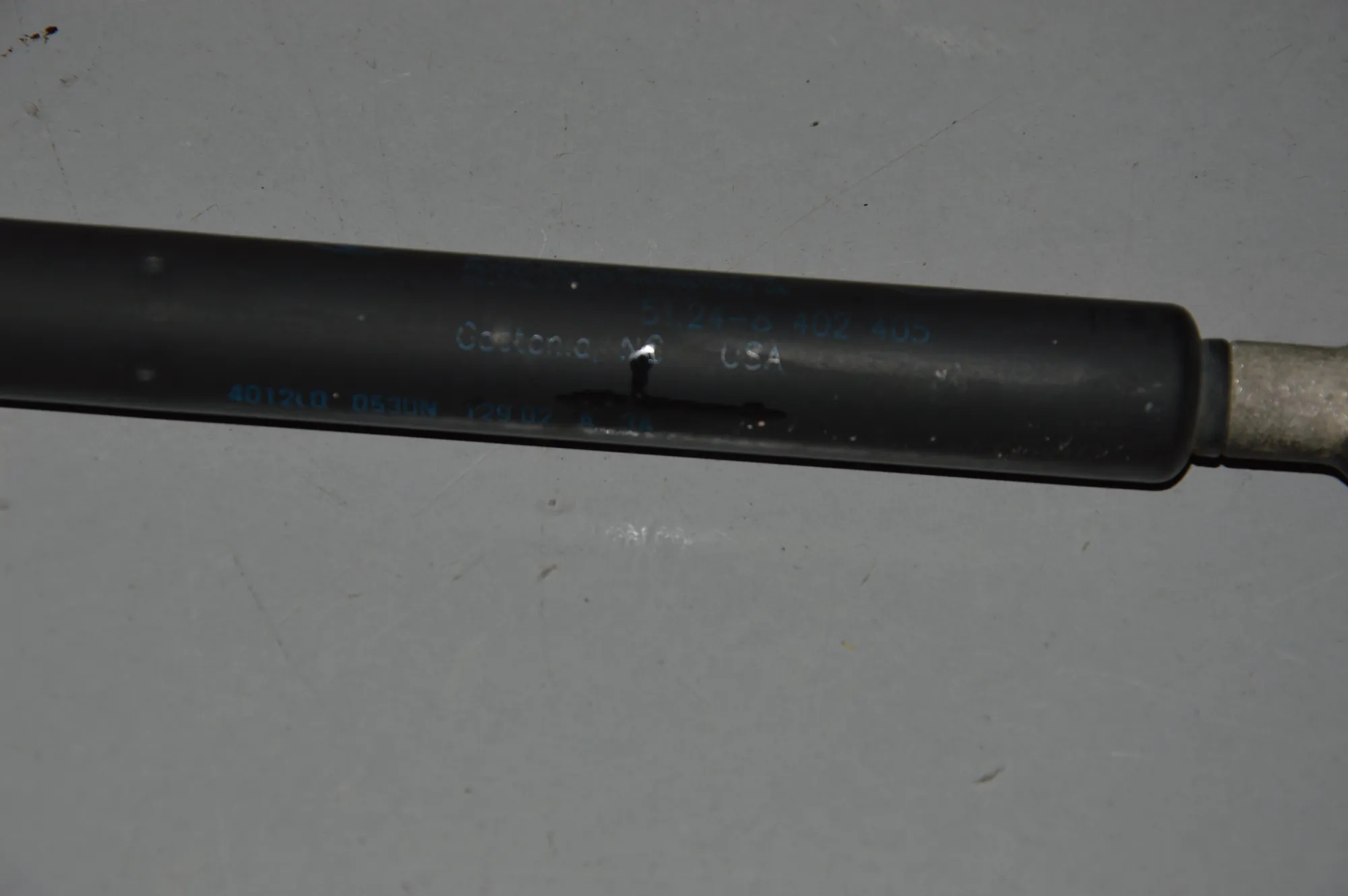 Right Side Tailgate Gas Strut – OEM 8402405 · BMW X5 (E53) 4.6 is 2002