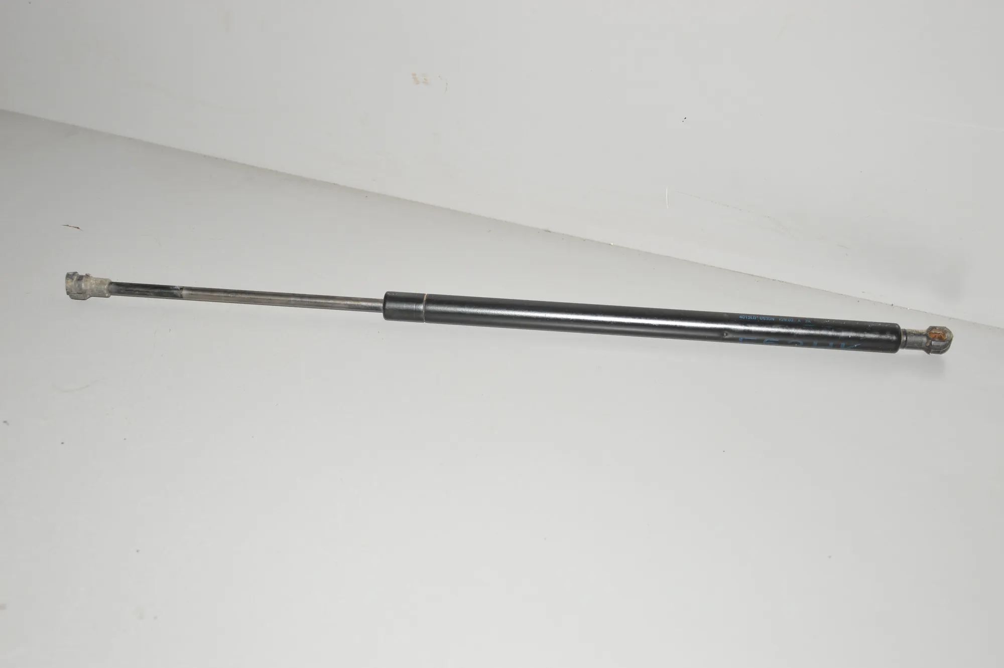 Right Side Tailgate Gas Strut – OEM 8402405 · BMW X5 (E53) 4.6 is 2002 – 2