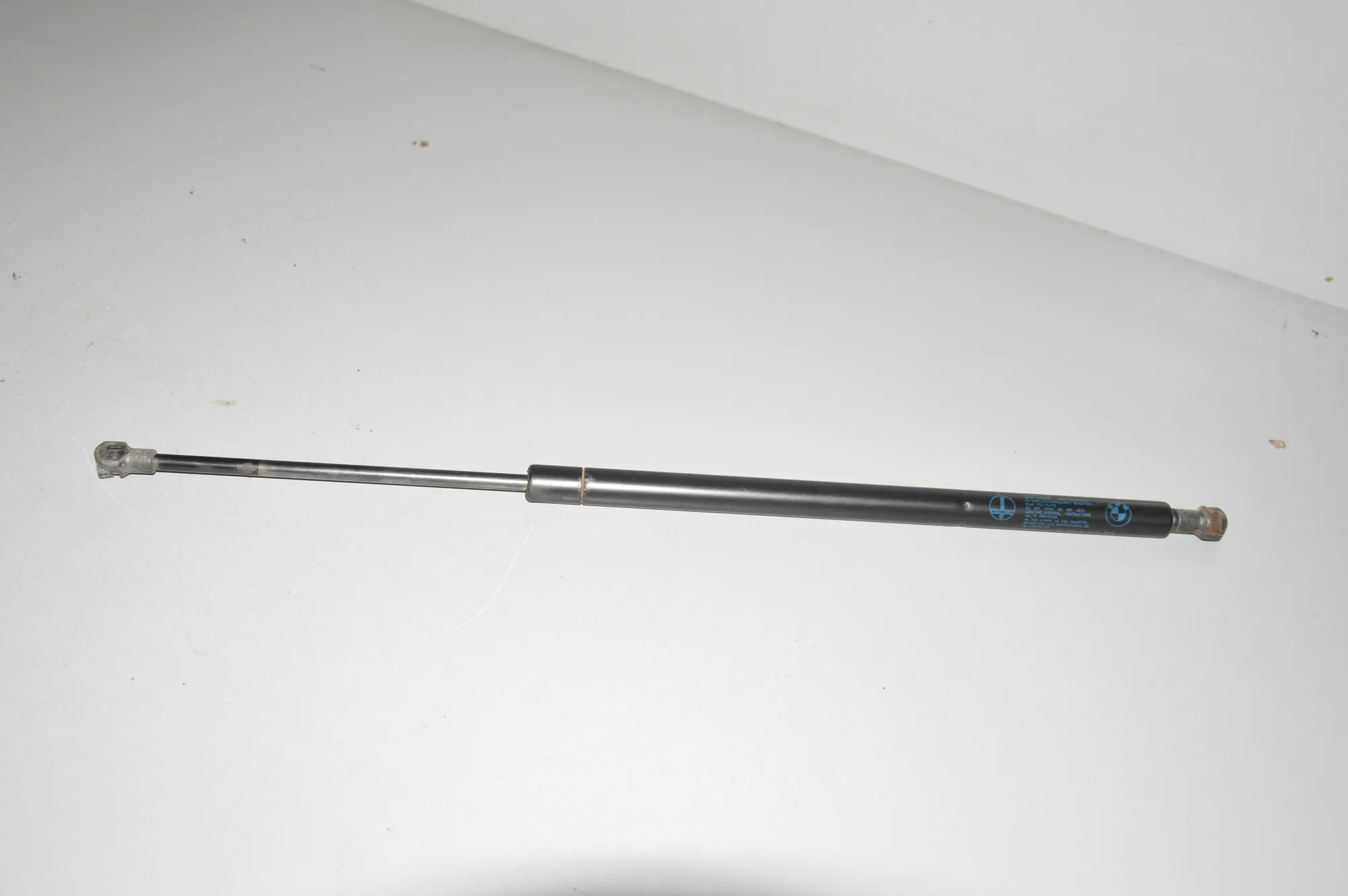 Left Side Tailgate Gas Strut – OEM 8402405 · BMW X5 (E53) 4.6 is 2002