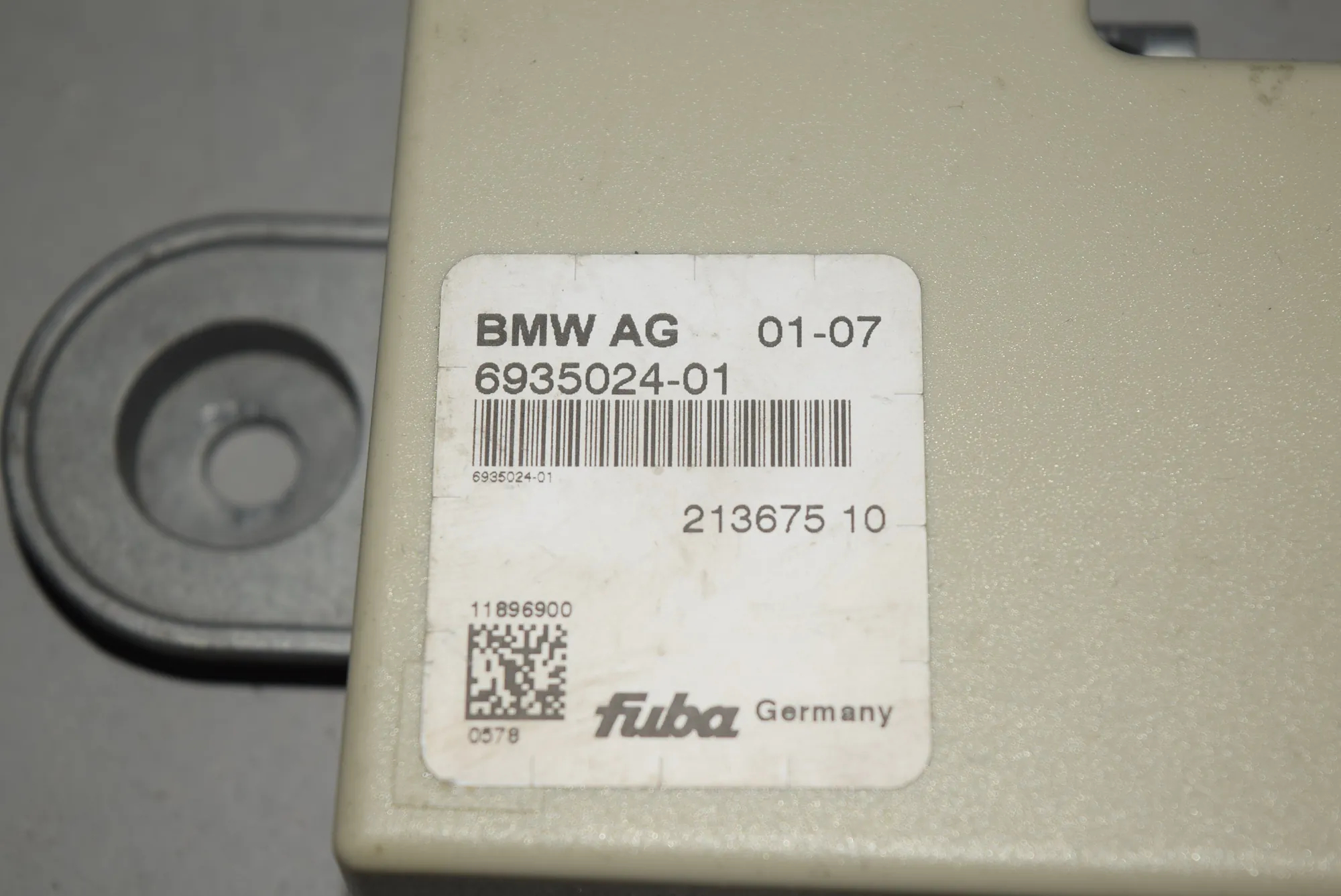 Antenna Amplifier – OEM 6935024 · BMW 5 (E60) BMW 5 (E60) 2007 – 4