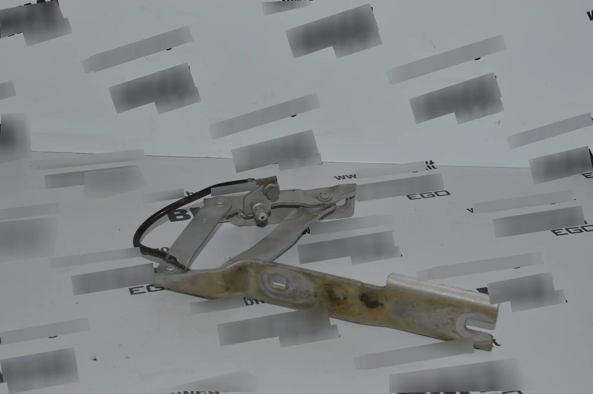 Front Right Bonnet Hinge – OEM 7008728 · BMW 5 Touring (E61) 525 i 2004 – 2