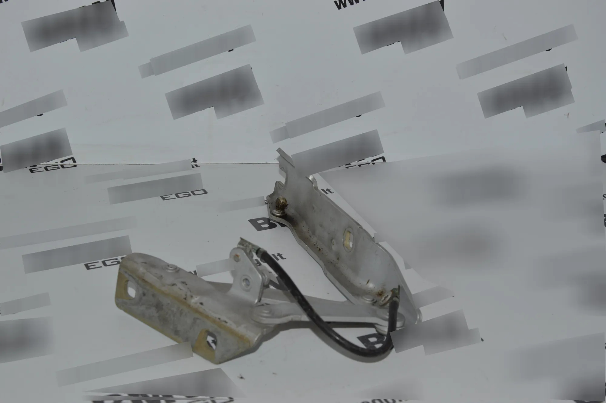 Front Right Bonnet Hinge – OEM 7008728 · BMW 5 Touring (E61) 525 i 2004 – 4