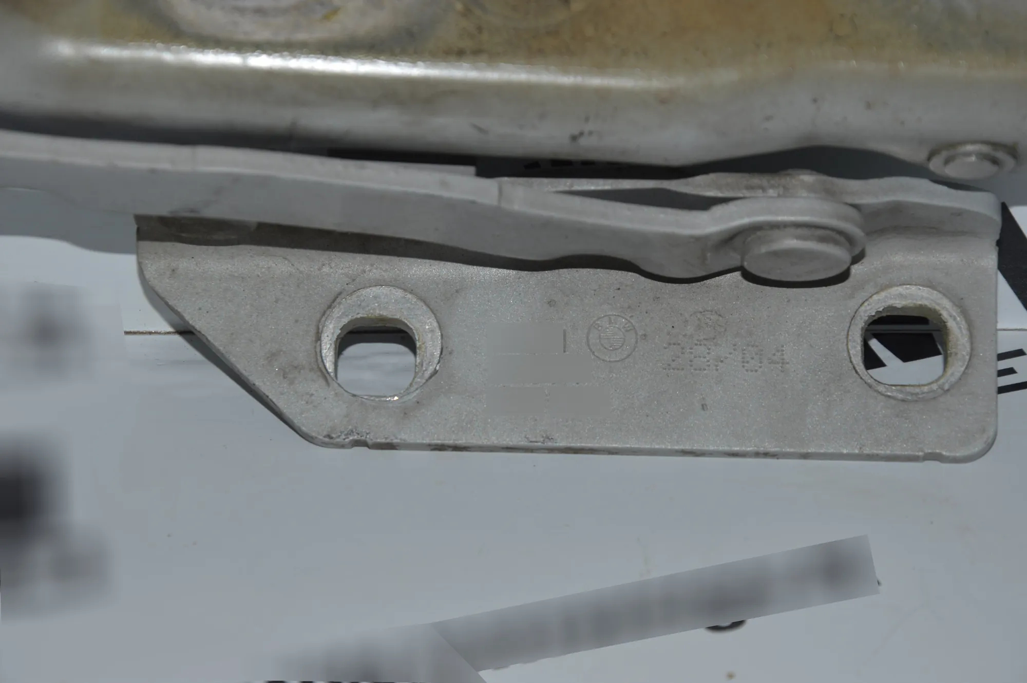 Front Right Bonnet Hinge – OEM 7008728 · BMW 5 Touring (E61) 525 i 2004