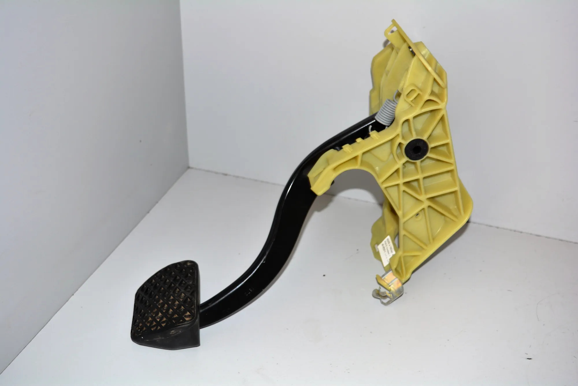 Brake Pedal – OEM 6759947 · BMW 5 Touring (E61) 525 i 2004 – 8