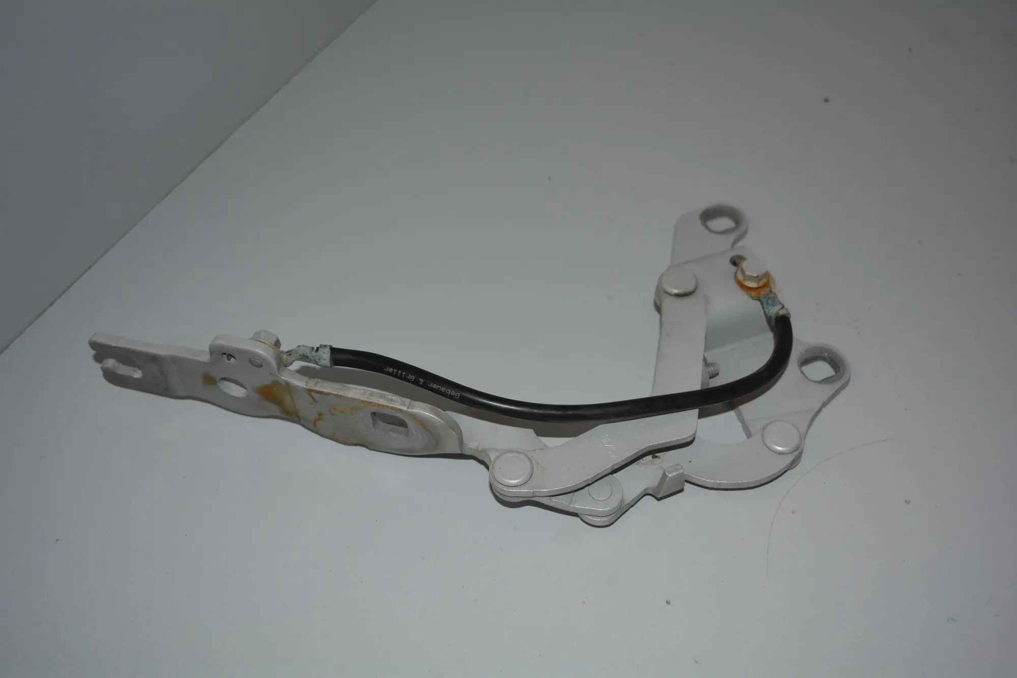 Front Right Bonnet Hinge – OEM 41617210674 · BMW 1 (E87) 118 d 2010 – 2