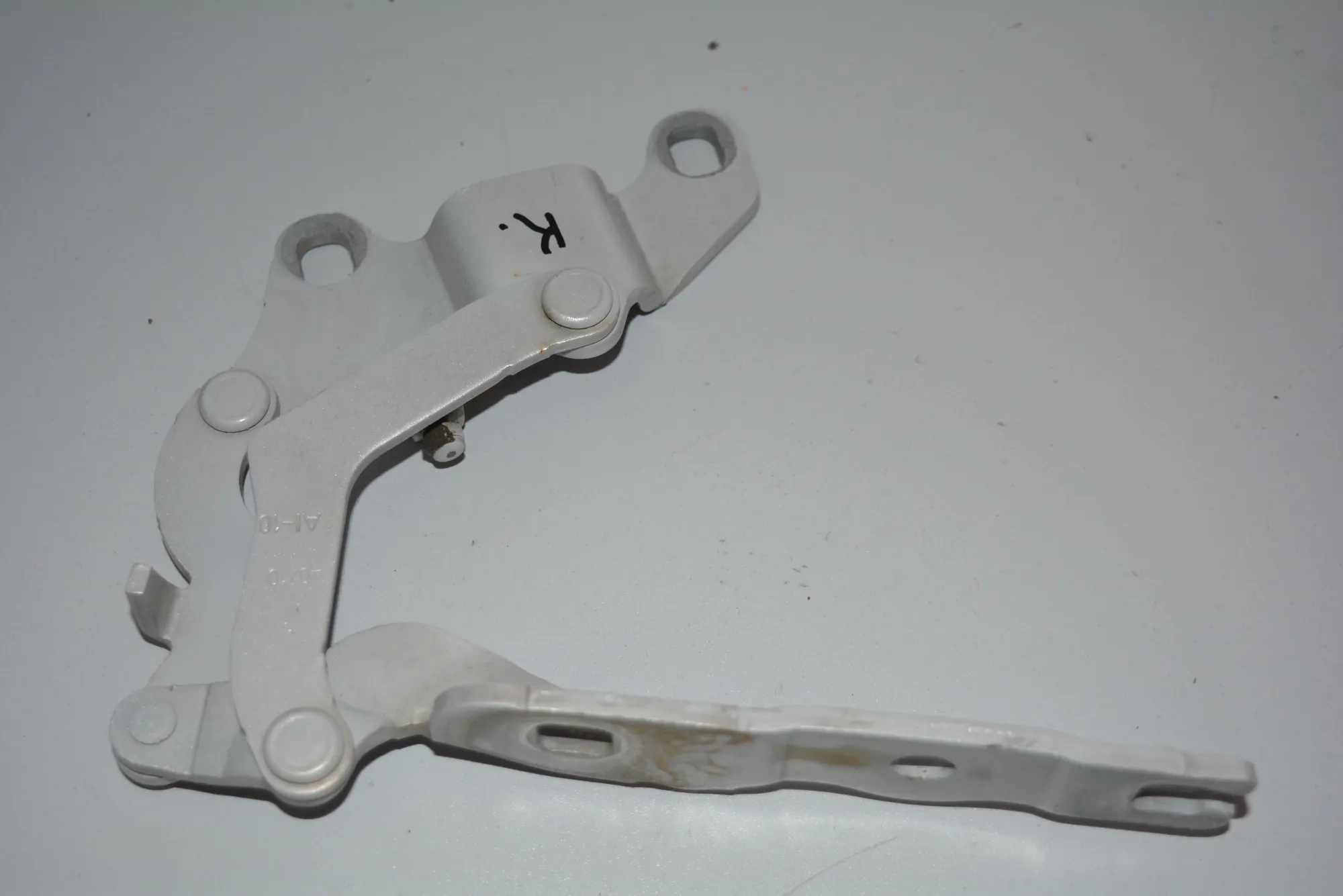 Front Left Bonnet Hinge – OEM 41617210673 · BMW 1 (E87) 118 d 2010 – 2