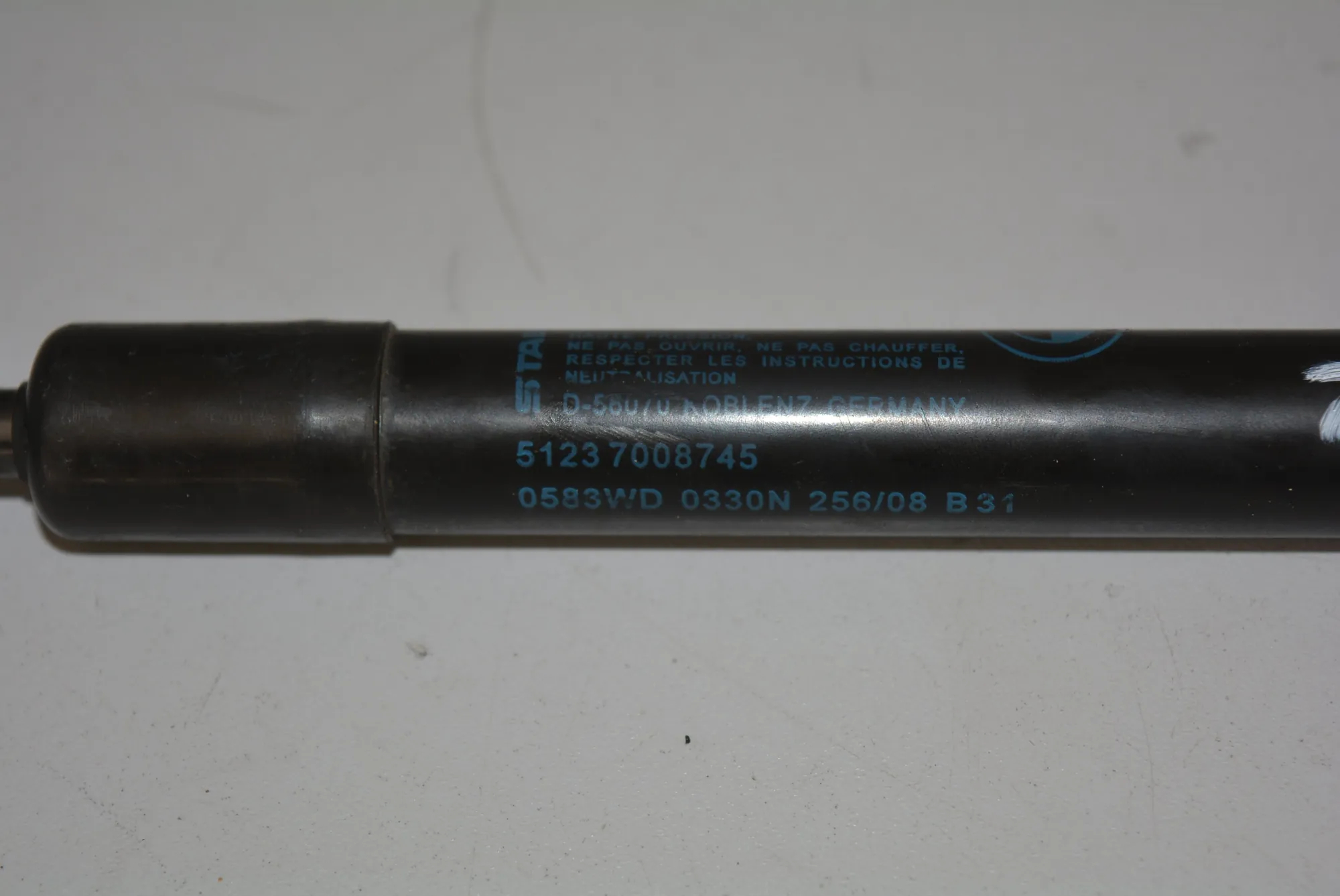 Front Left Bonnet Strut – OEM 7008745 · BMW 5 Touring (E61) 530 d 2008 – 2