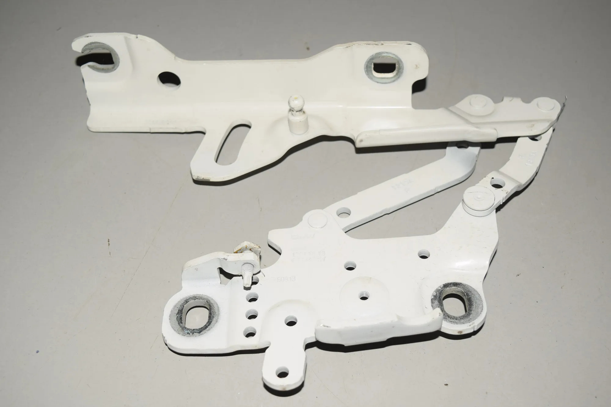Front Right Bonnet Hinge – OEM 7336700 · BMW 1 (F20) 118 d 2013 – 2