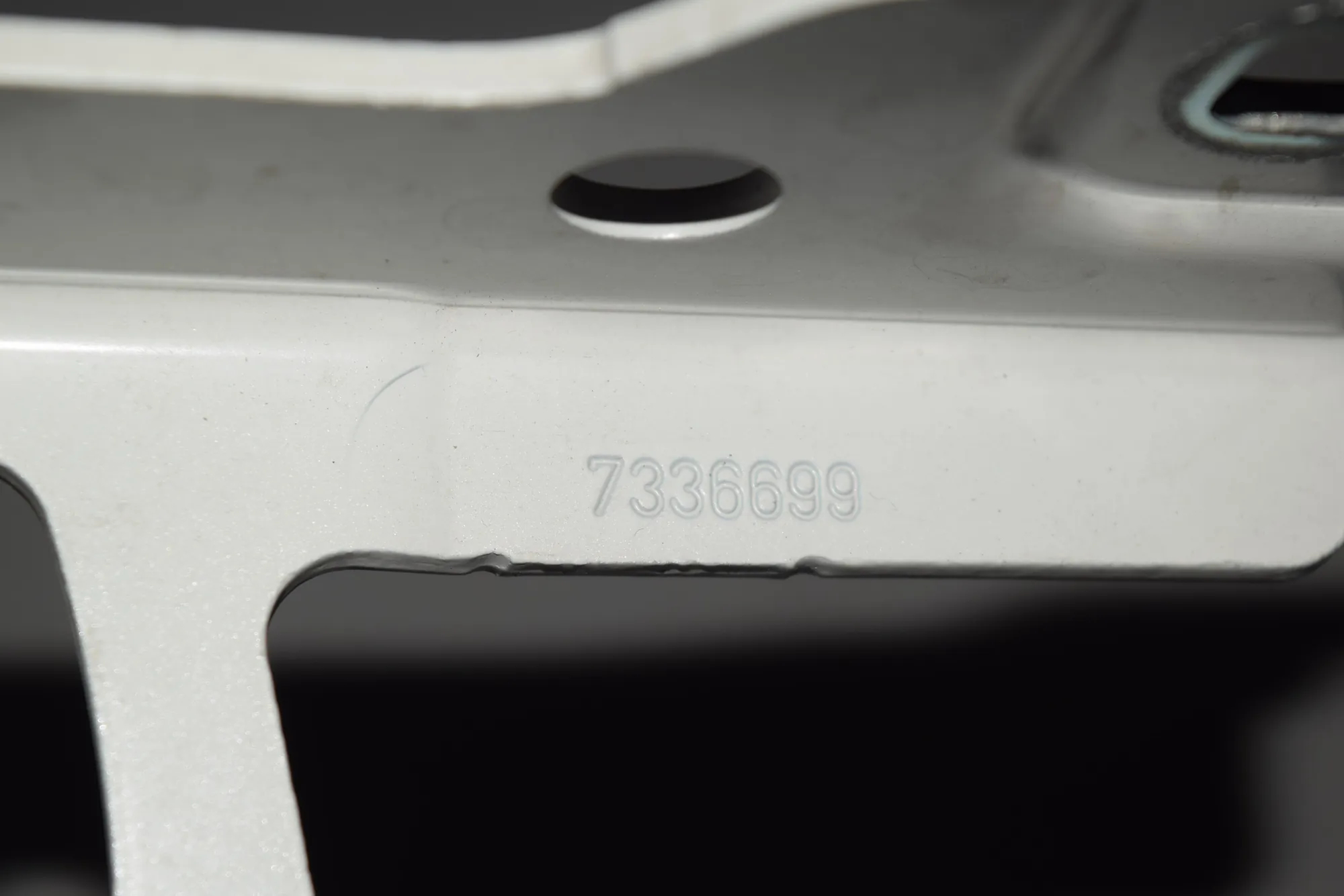 Front Left Bonnet Hinge – OEM 7336699 · BMW 1 (F20) 118 d 2013 – 3