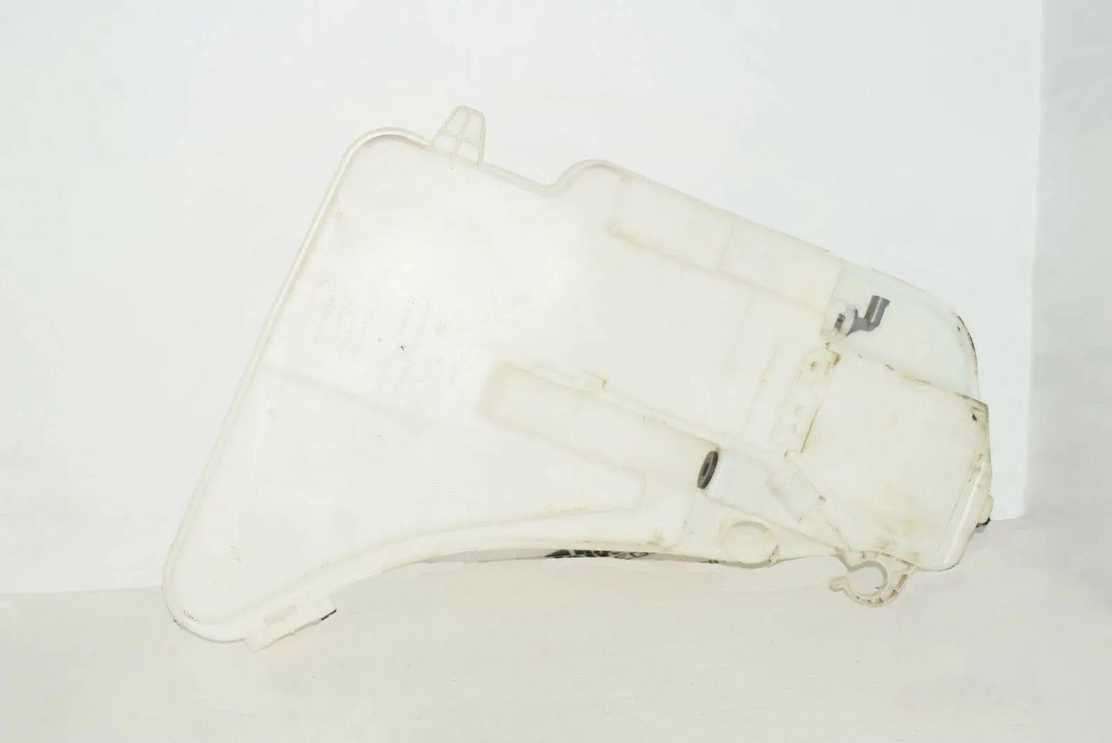 Window Washer Tank – OEM 7269665 · BMW 5 Touring (F11) 528 i xDrive 2013