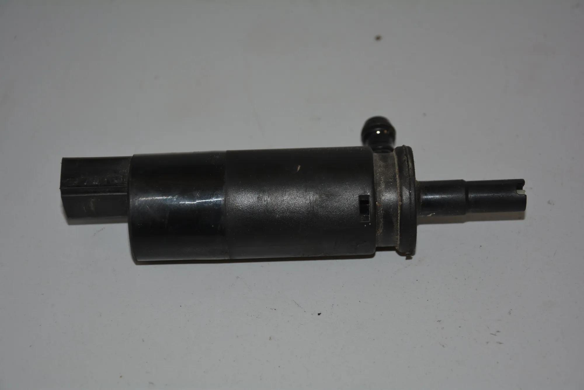 Washer Tank Motor – OEM 8377613 · BMW 7 (E65, E66, E67) 730 Ld 2005