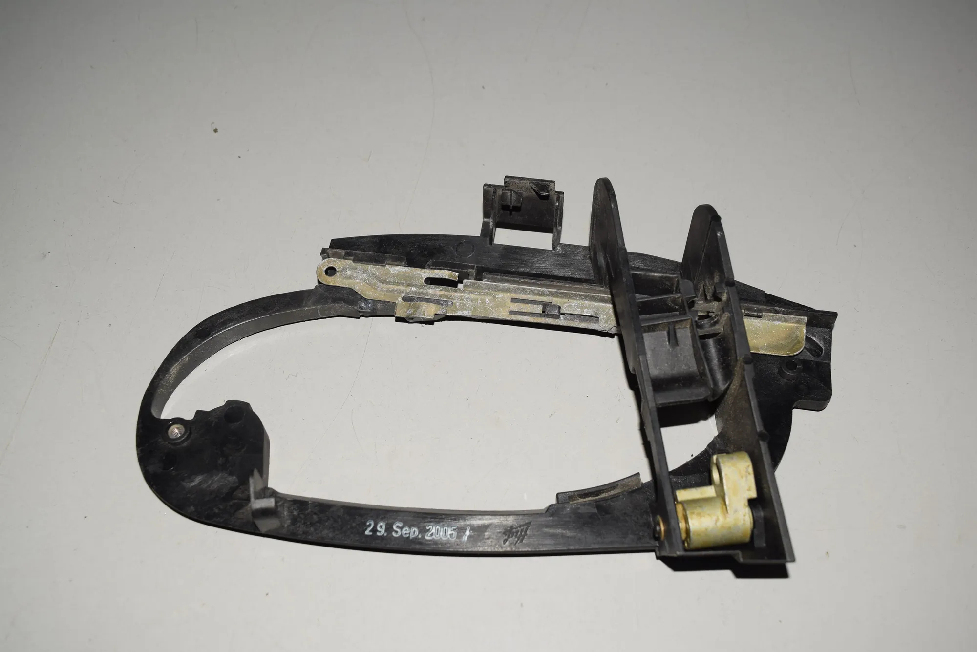 Rear Right Door Interior Handle Frame – OEM 7013704 · BMW 7 (E65, E66, E67) 750 i, Li 2005 – 2