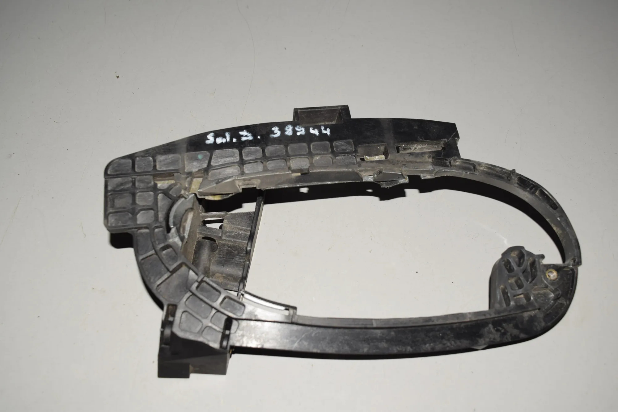 Rear Right Door Interior Handle Frame – OEM 7013704 · BMW 7 (E65, E66, E67) 750 i, Li 2005
