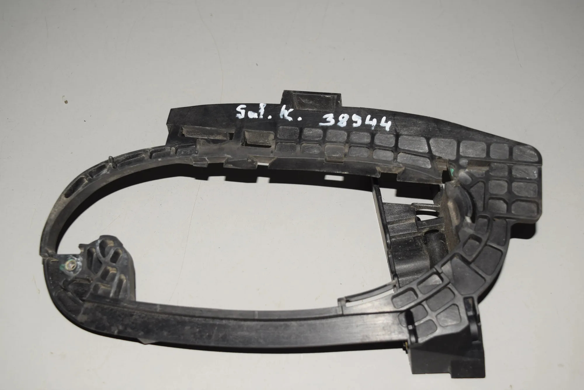 Rear Left Door Interior Handle Frame – OEM 7013703 · BMW 7 (E65, E66, E67) 750 i, Li 2005