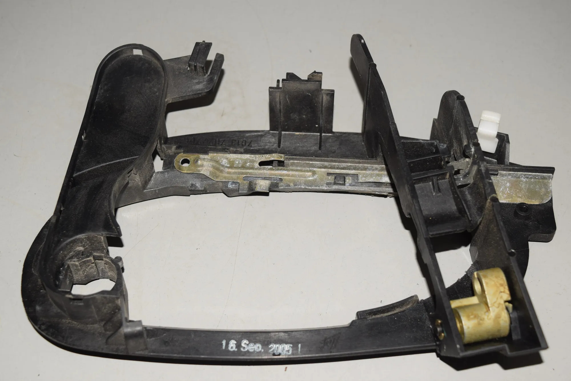 Front Right Door Interior Handle Frame – OEM 7013702 · BMW 7 (E65, E66, E67) 750 i, Li 2005