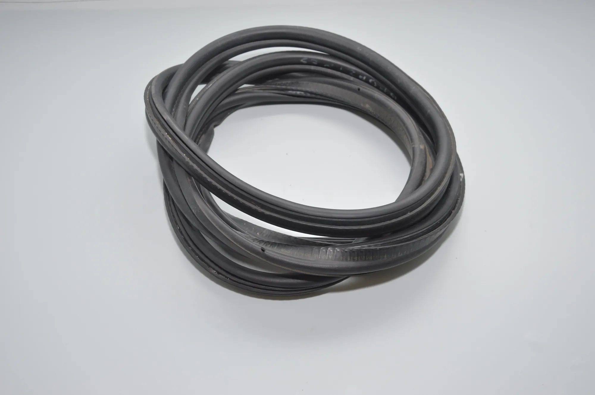 Tailgate Rubber Seal – OEM 1635731 · BMW X1 (E84) BMW X1 (E84) 2010