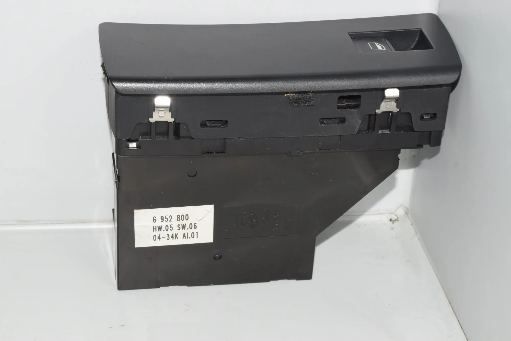 Front Left Door Window Switch – OEM 6952800 · BMW X5 (E53) 4.8 is 2004 – 3