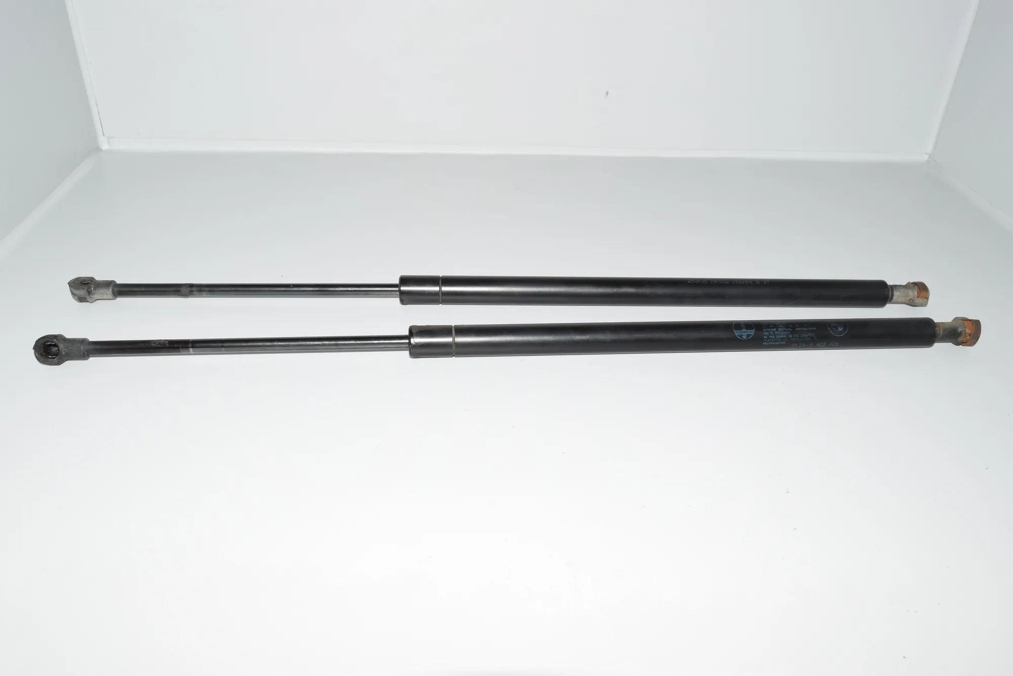 Right Side Tailgate Gas Strut – OEM 8402405 · BMW X5 (E53) 4.8 is 2004