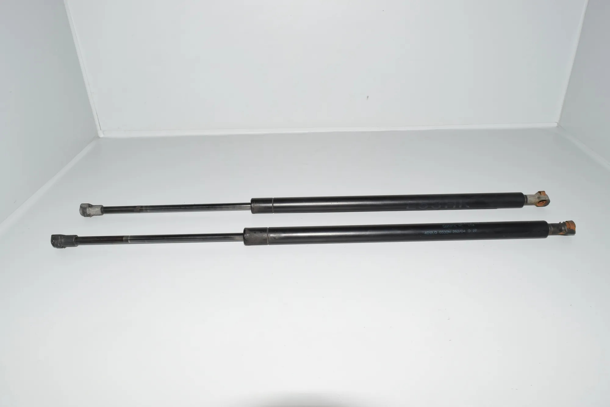 Right Side Tailgate Gas Strut – OEM 8402405 · BMW X5 (E53) 4.8 is 2004 – 2