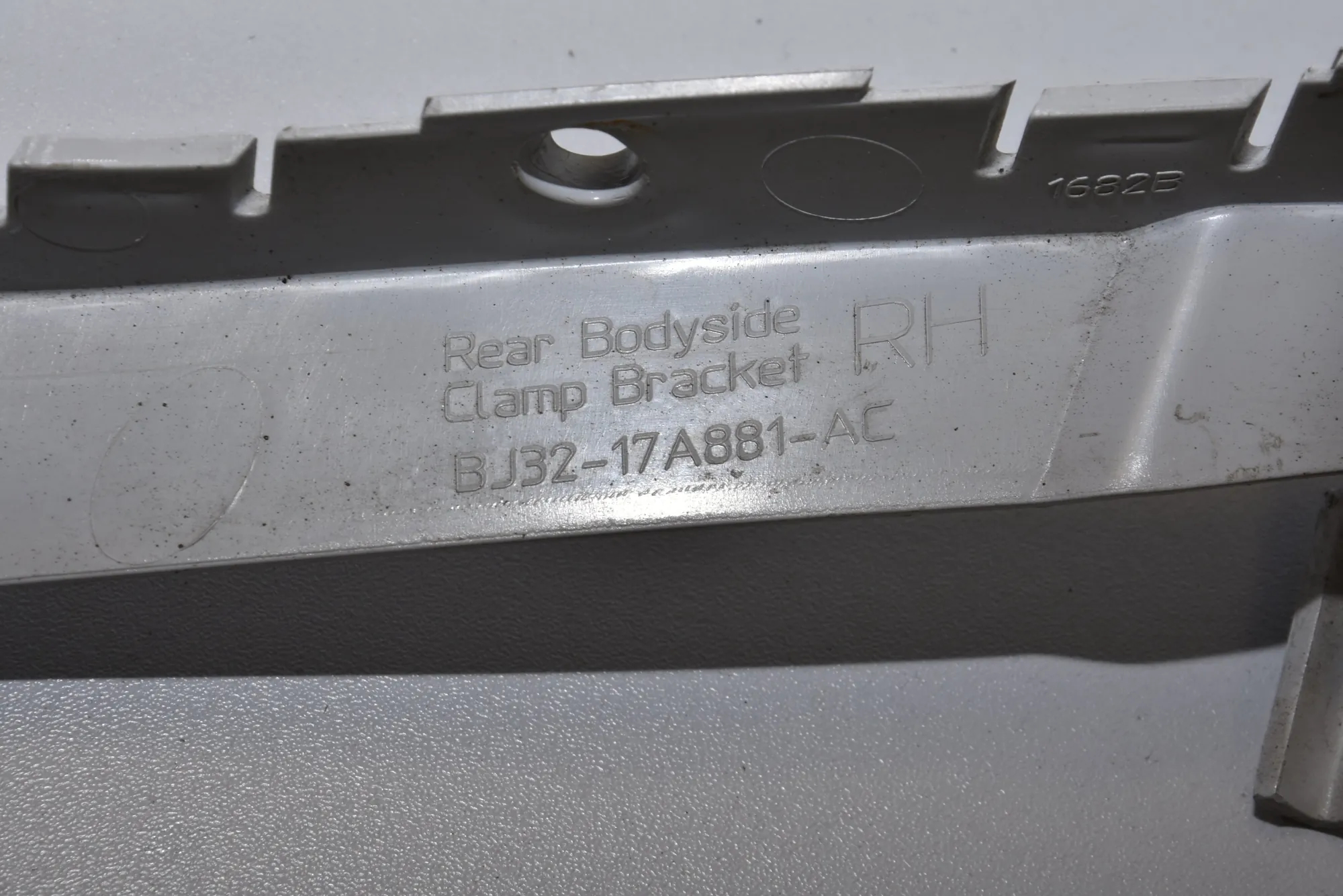 Rear Right Bumper Bracket – OEM BJ32-17A881-AC · LAND ROVER RANGE ROVER EVOQUE (L538) 2.2 D 4x4 2013 – 3
