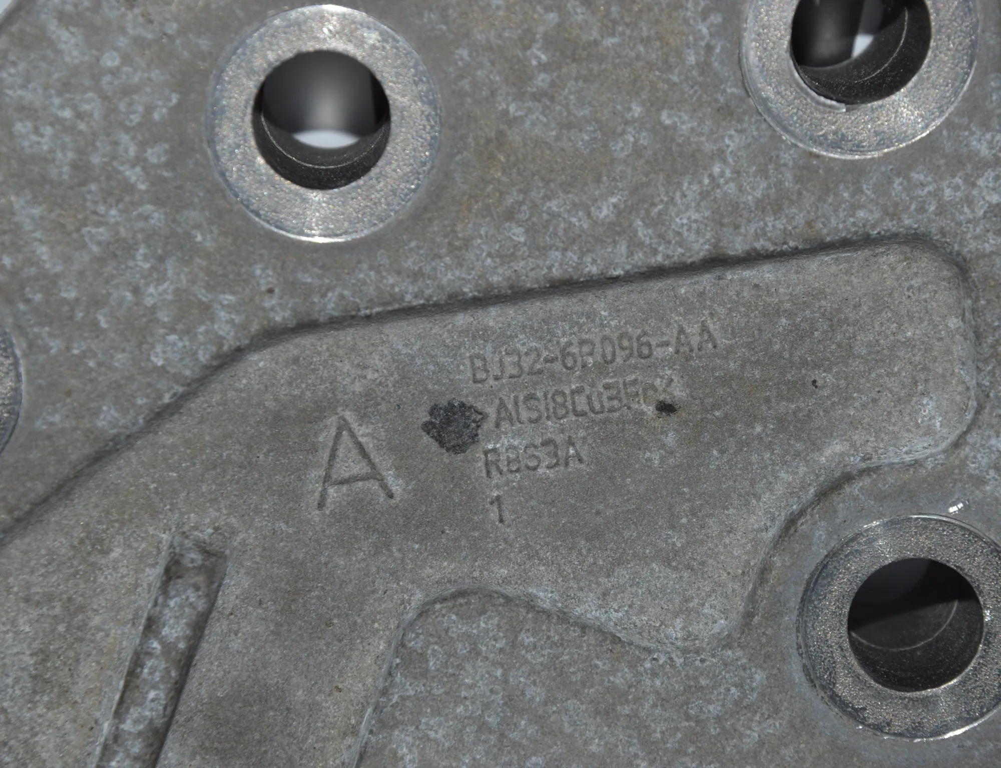 Left Side Engine Bracket – OEM BJ32-6P096-AA · LAND ROVER RANGE ROVER EVOQUE (L538) 2.2 D 4x4 2013 – 5