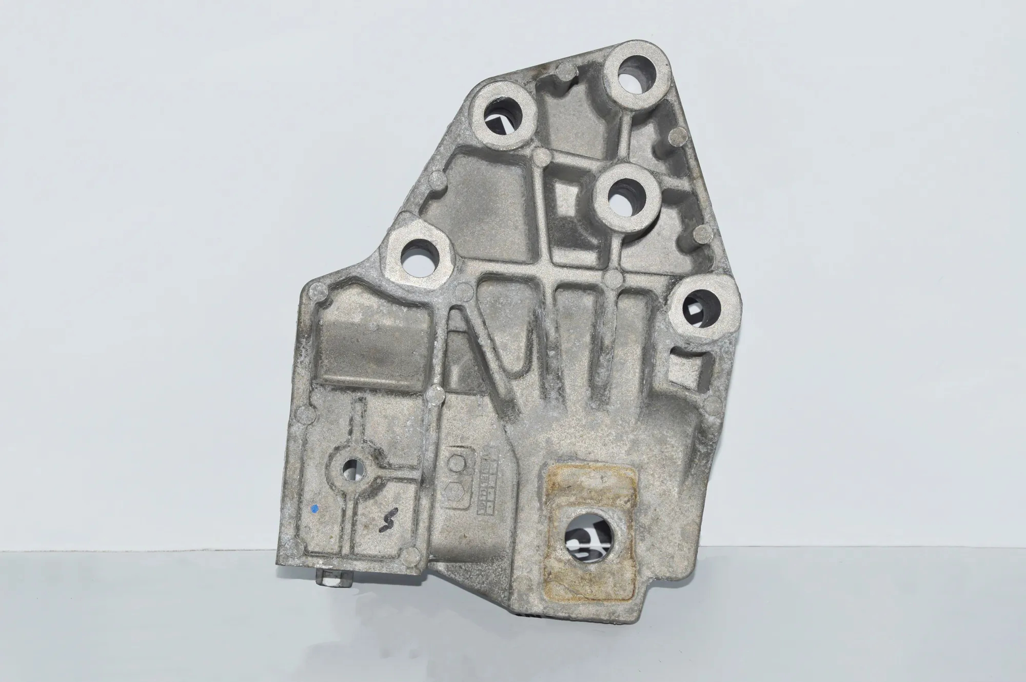 Left Side Engine Bracket – OEM BJ32-6P096-AA · LAND ROVER RANGE ROVER EVOQUE (L538) 2.2 D 4x4 2013 – 6