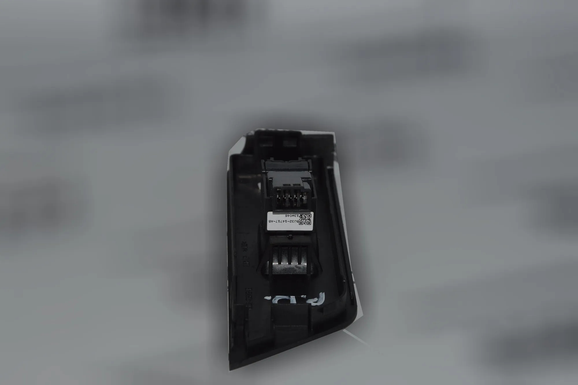 Front Right Door Window Switch – OEM BJ32-14717-AB · LAND ROVER RANGE ROVER EVOQUE (L538) 2.2 D 4x4 2013 – 4